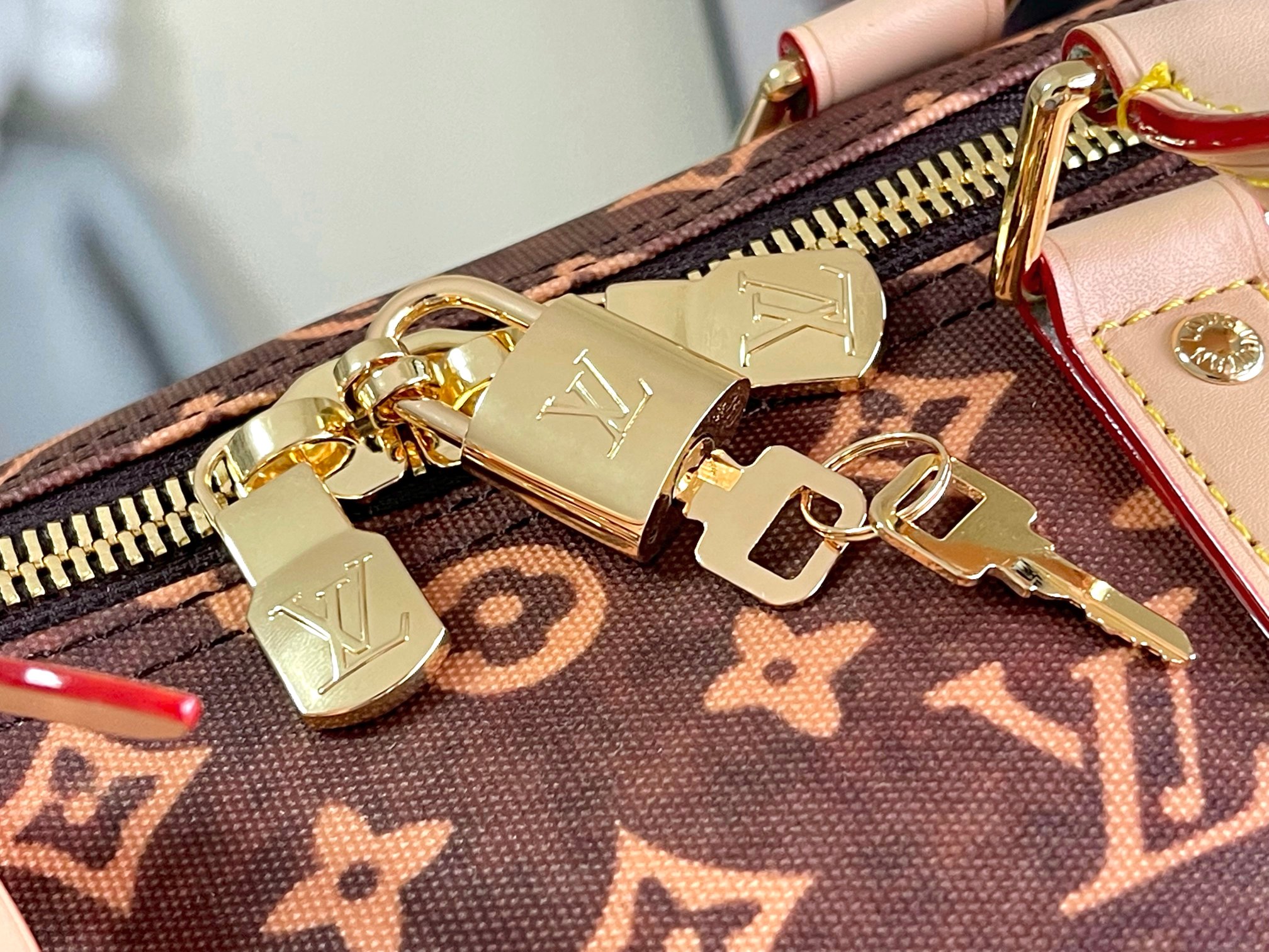 Louis Vuitton Keepall Bandoulière 50 Travel Bag - Image 8