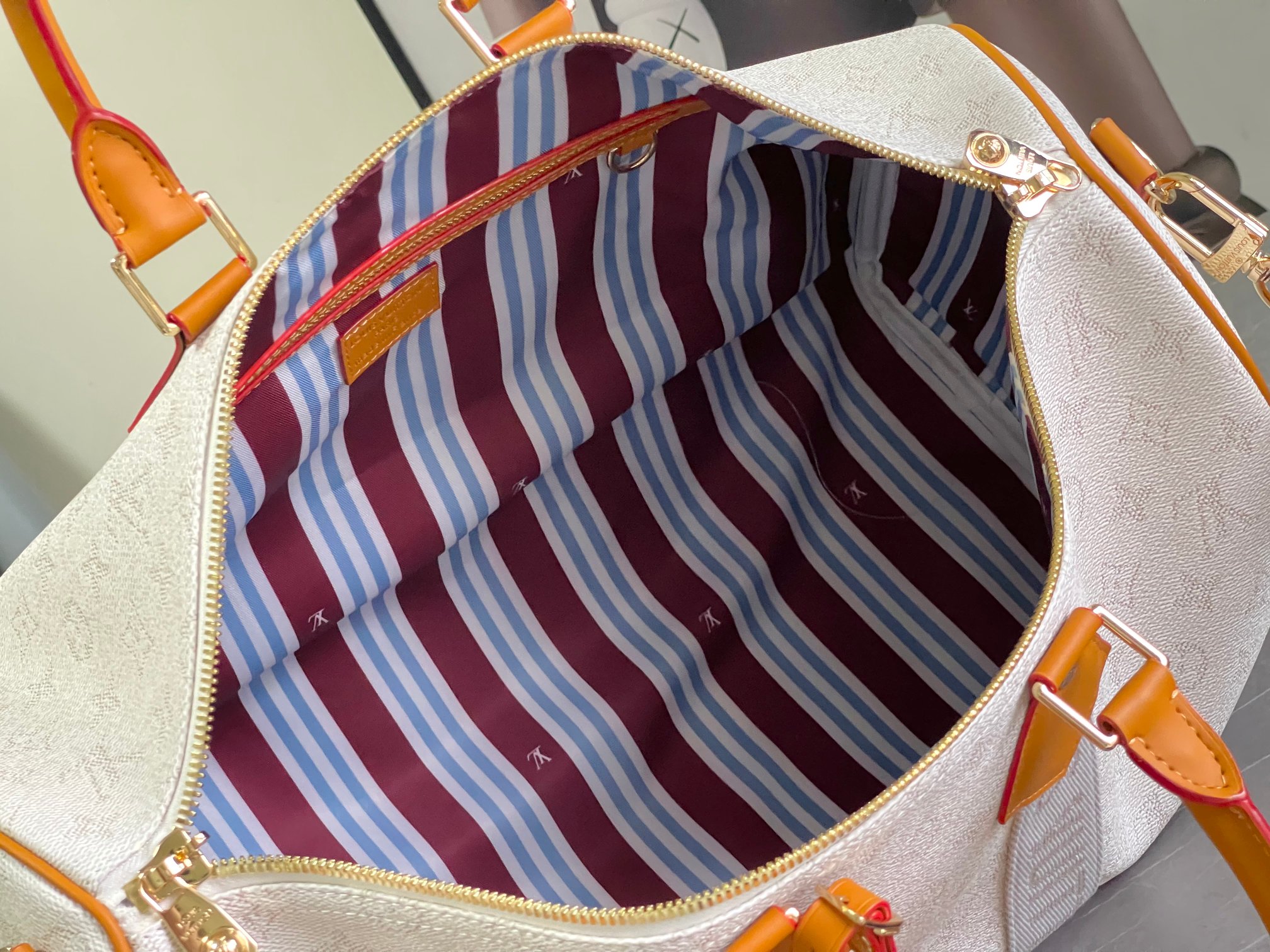 Louis Vuitton Keepall Bandoulière 45 Travel Bag in White Monogram Heritage - Image 8
