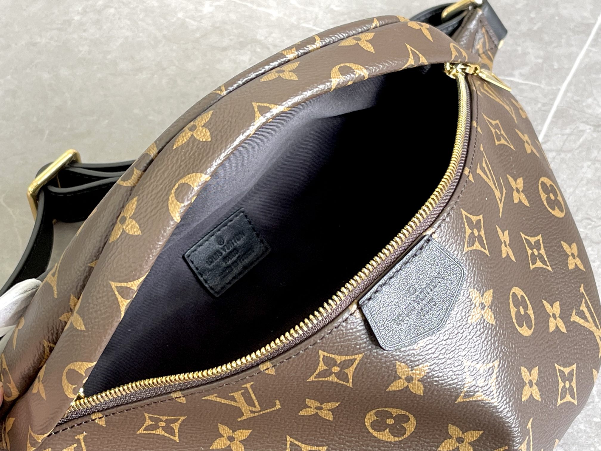 Louis Vuitton Bumbag M43644 in Black Monogram Canvas - Image 8