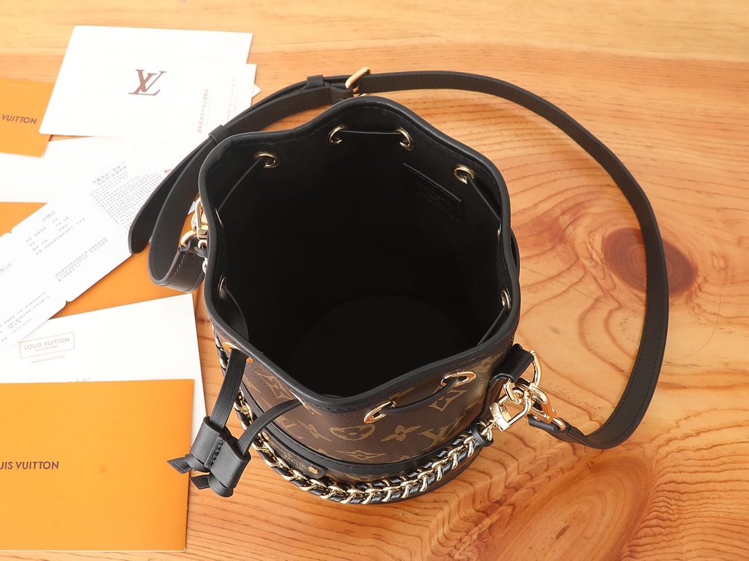 Louis Vuitton Canoé Monogram Canvas Handbag - Image 8