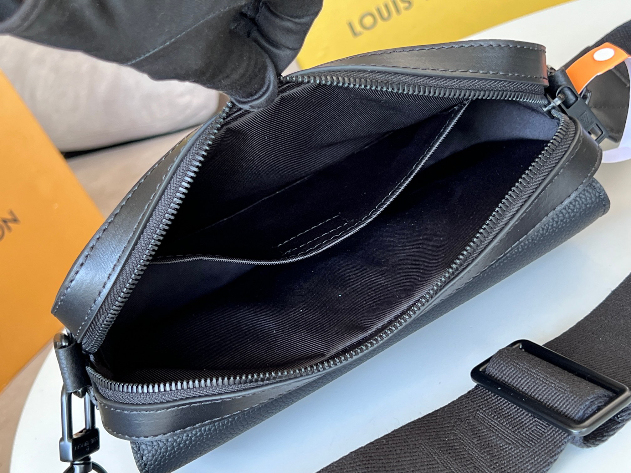 Fastline Messenger Bag M22482 - Image 8