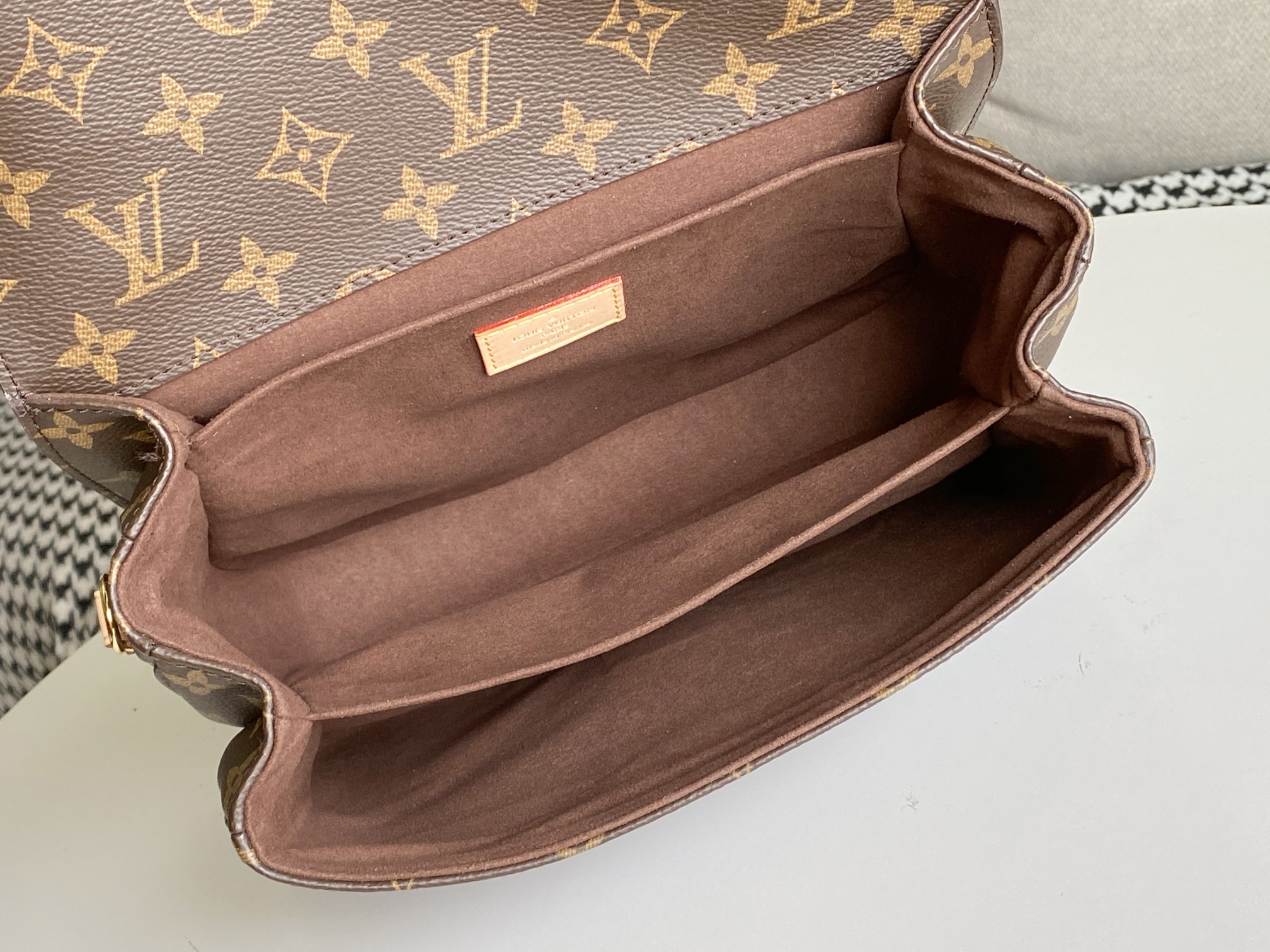 Louis Vuitton Pochette Métis Crossbody Bag in Monogram Canvas - Image 8
