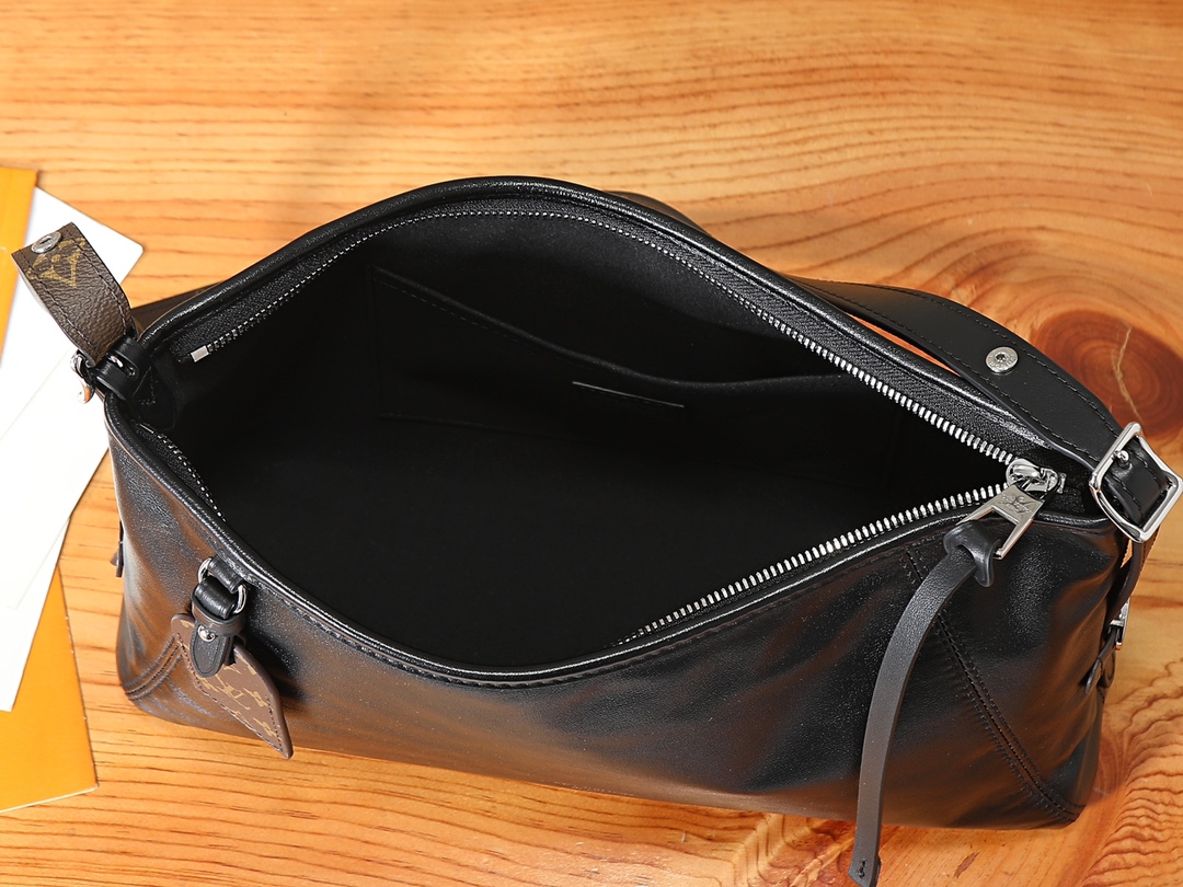 Louis Vuitton LV Vibe Carryall East West Handbag - Image 8