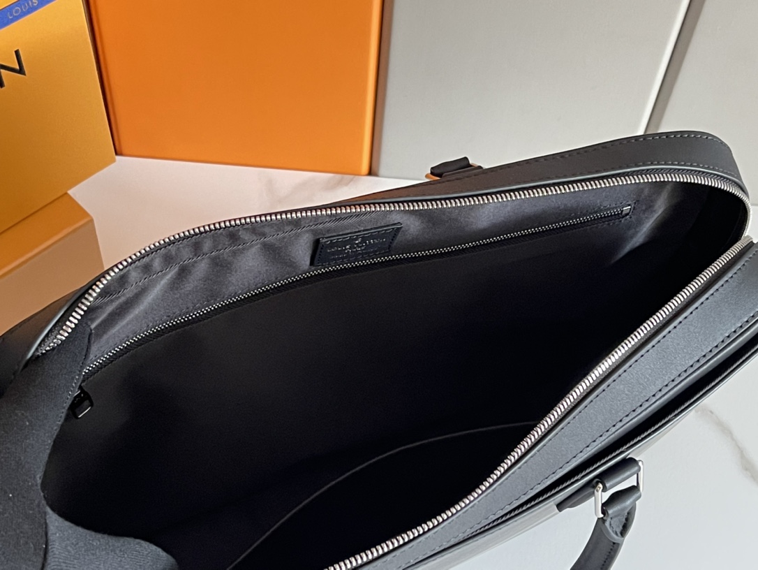Louis Vuitton Dandy Medium Briefcase in Black Epi Leather - Image 8