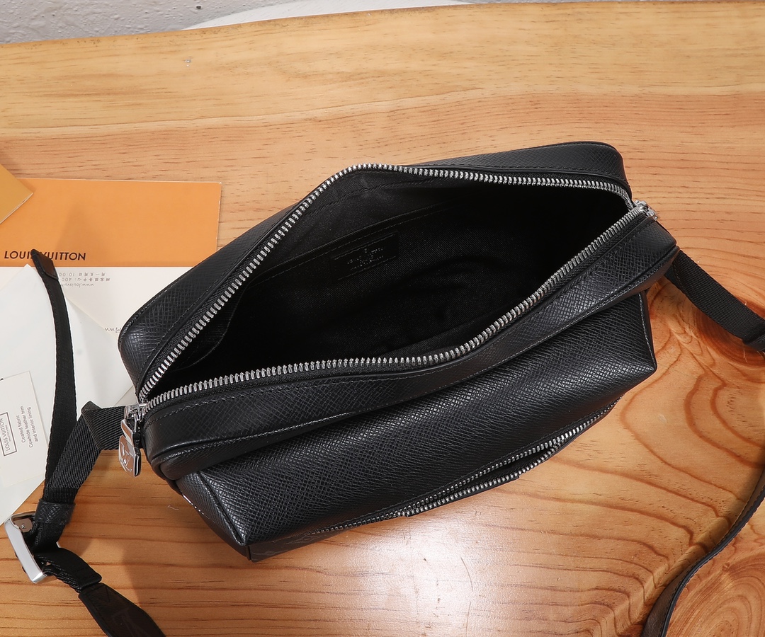 Louis Vuitton Taiga Outdoor Messenger Bag M30233 - Image 8