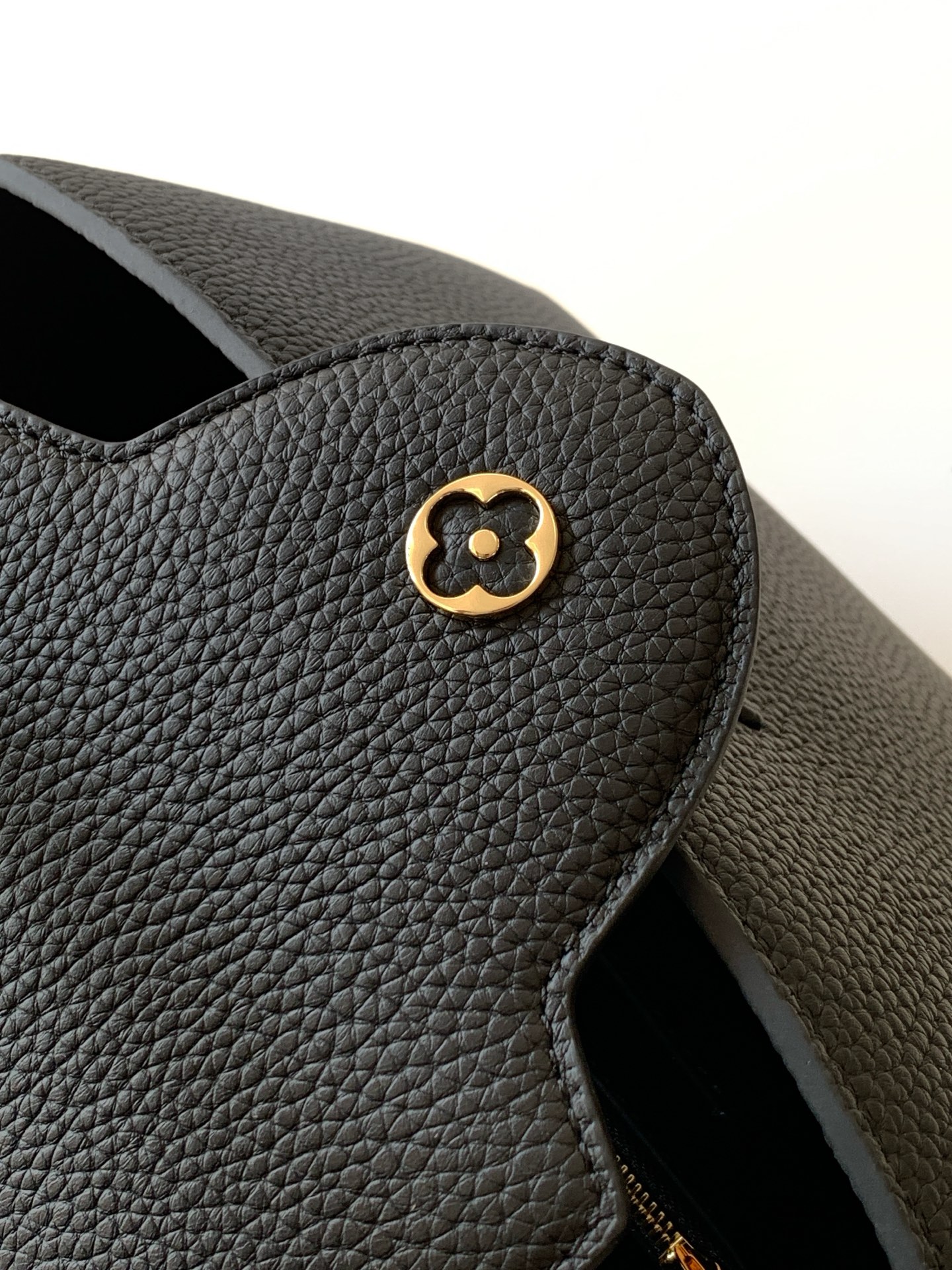 Louis Vuitton Capucines Medium Handbag - Image 8