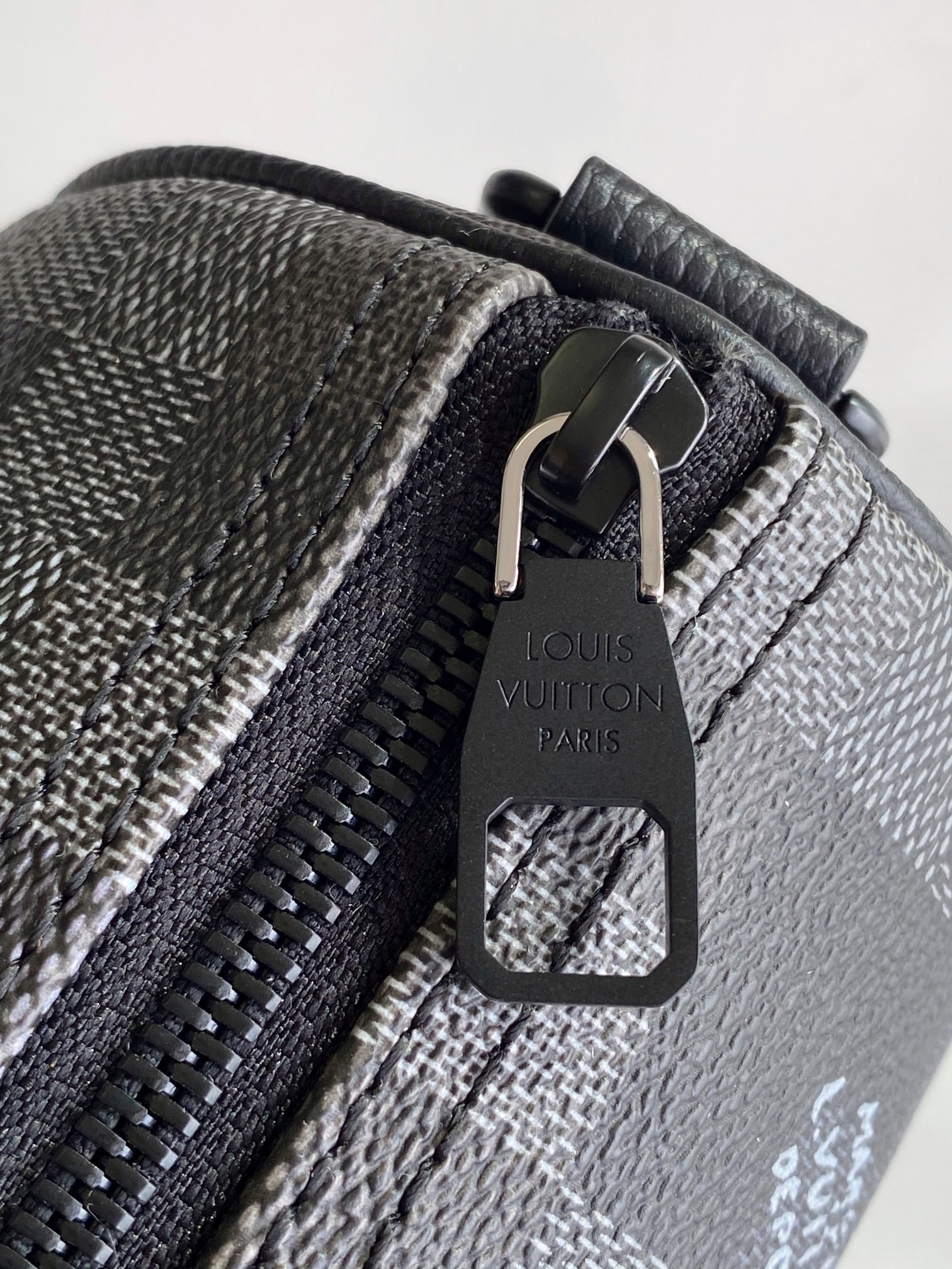 Louis Vuitton Keepall Bandoulière 25 Monogram Surfin Travel Bag - Image 8