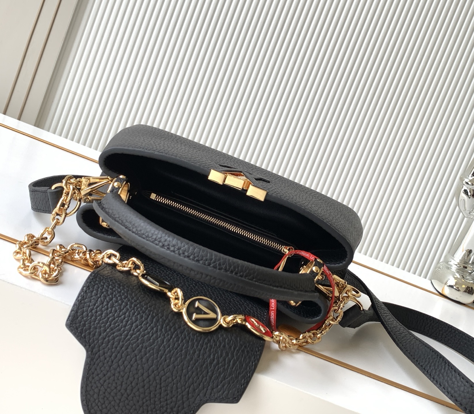 Louis Vuitton Capucines M00014 Handbag - Image 8