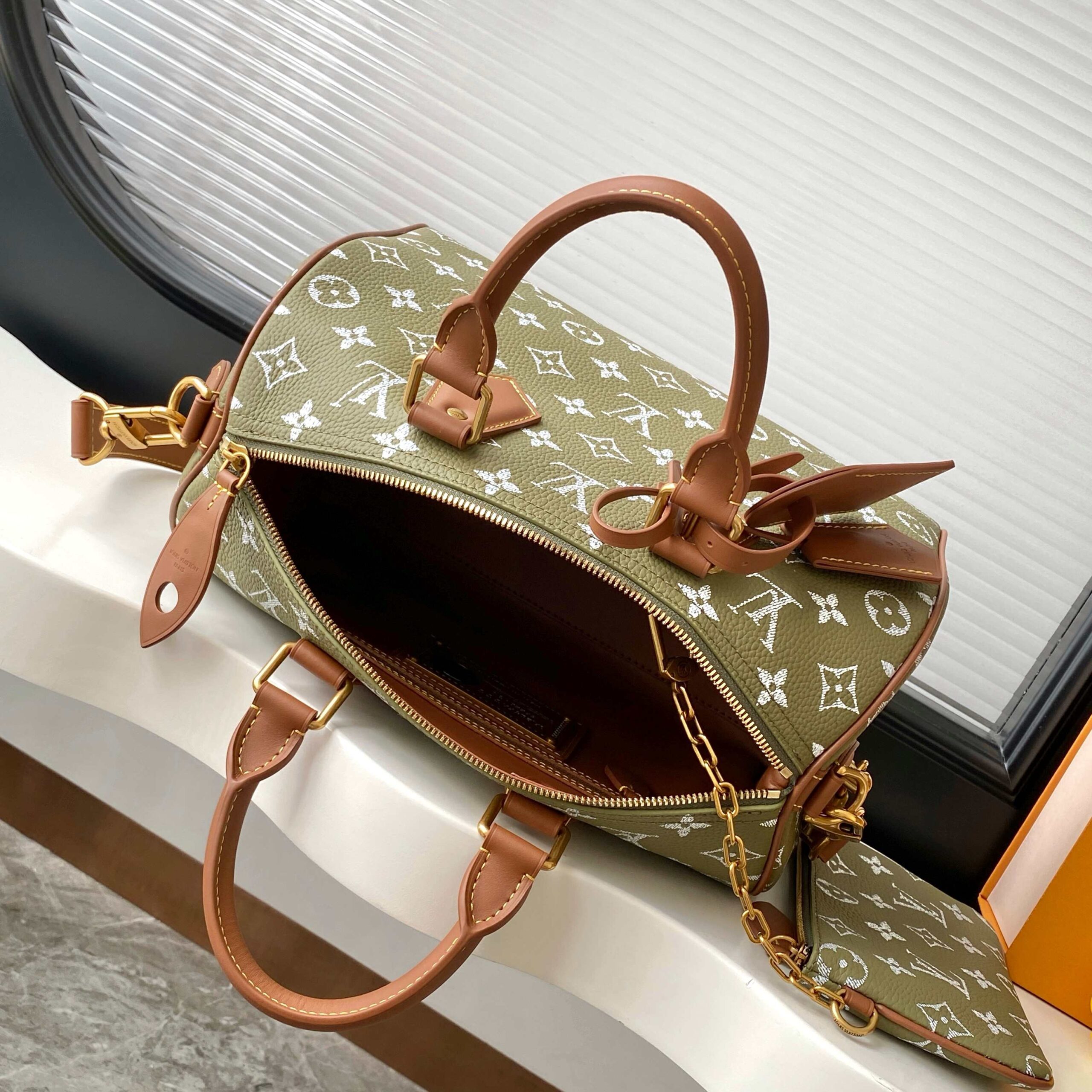Speedy P9 Bandoulière 30 Handbag in Green Monogram Leather - Image 8