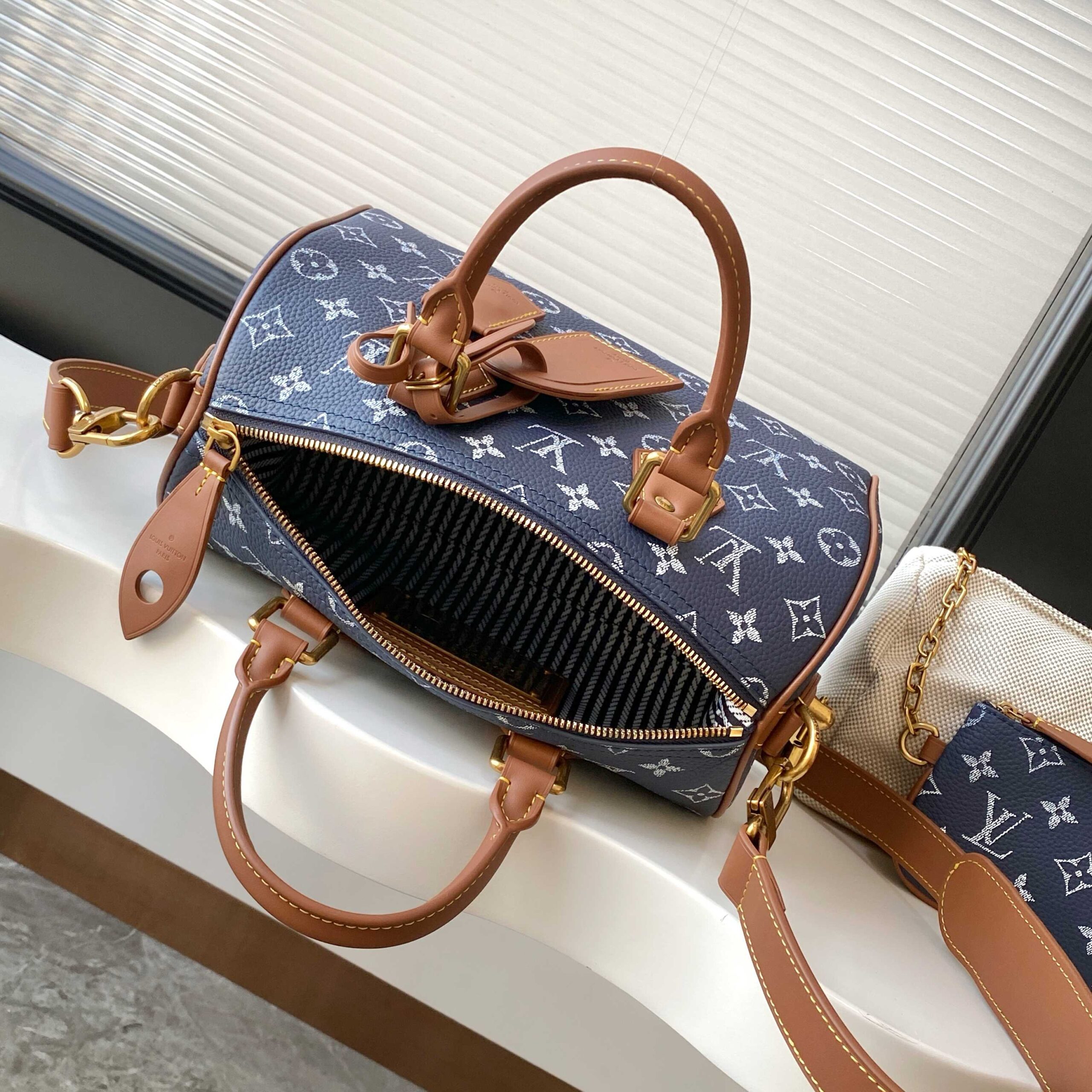 Speedy P9 Bandoulière 25 Monogram Leather Handbag - Image 8