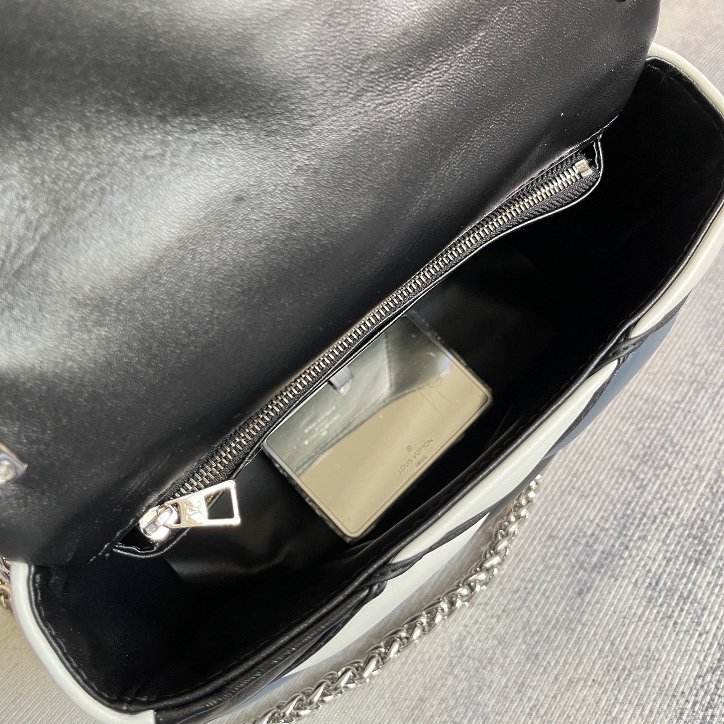 GO-14 Medium Handbag - Image 8