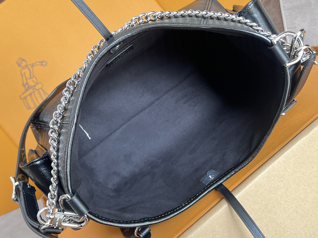 Louis Vuitton CarryAll Cargo Small Leather Shoulder Bag M24861 - Image 8