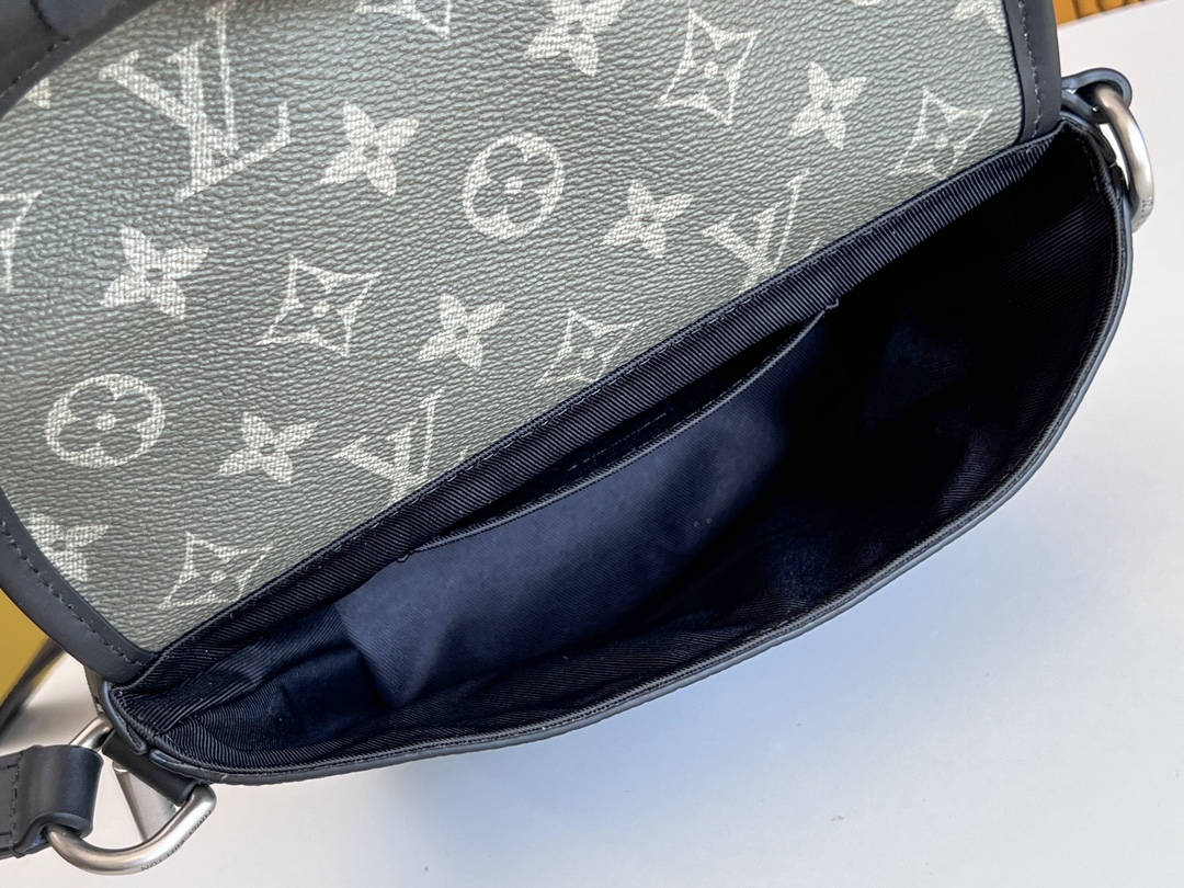 Louis Vuitton M12618 Pulse Mini Handbag - Image 8