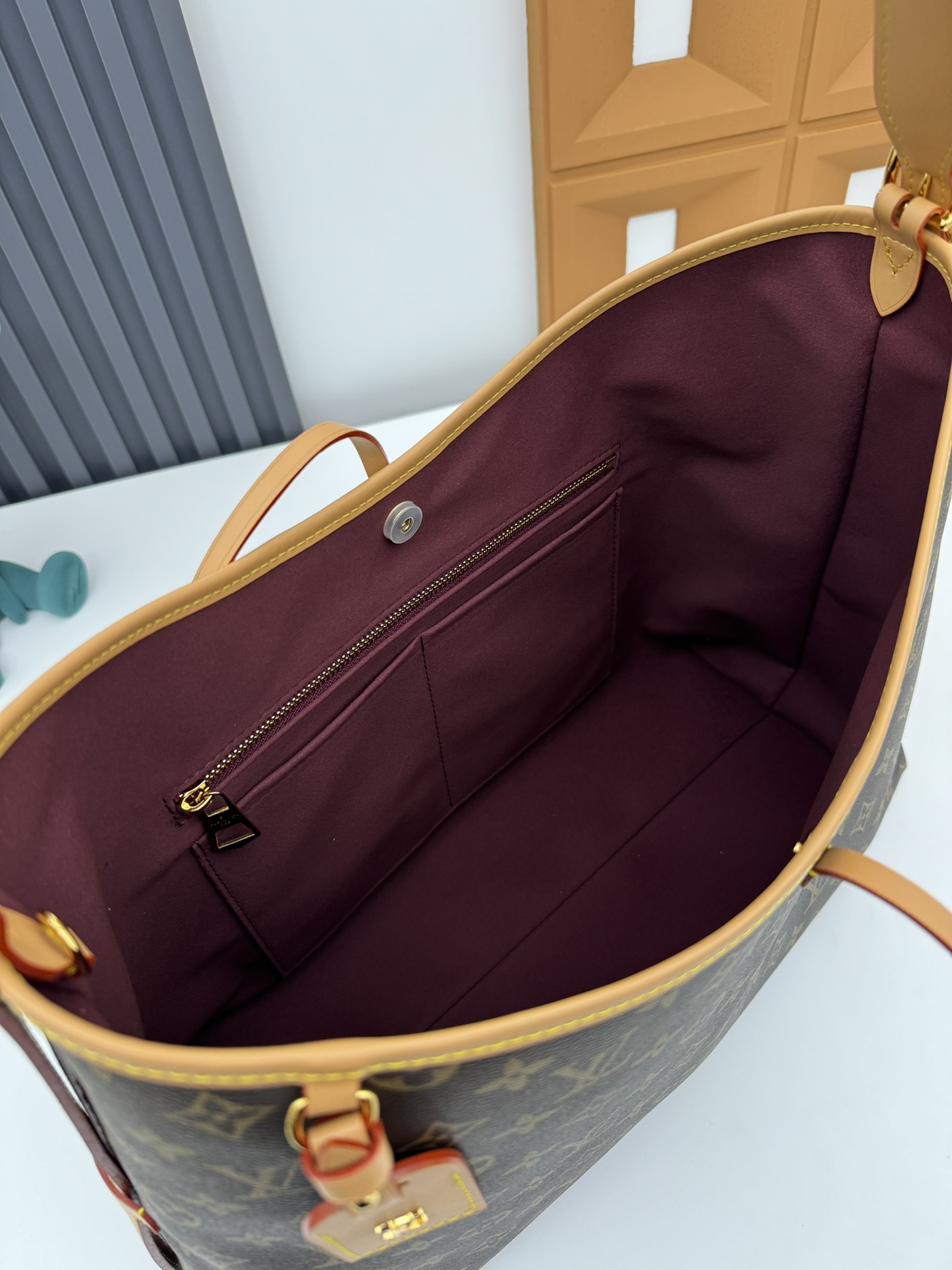 Louis Vuitton CarryAll Medium Handbag M46197 - Image 8