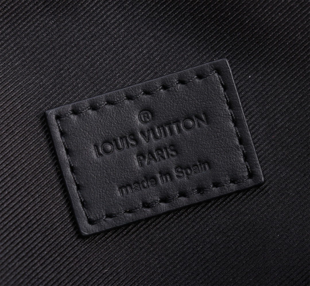 Louis Vuitton M46685 Montsouris Messenger Bag - Image 8
