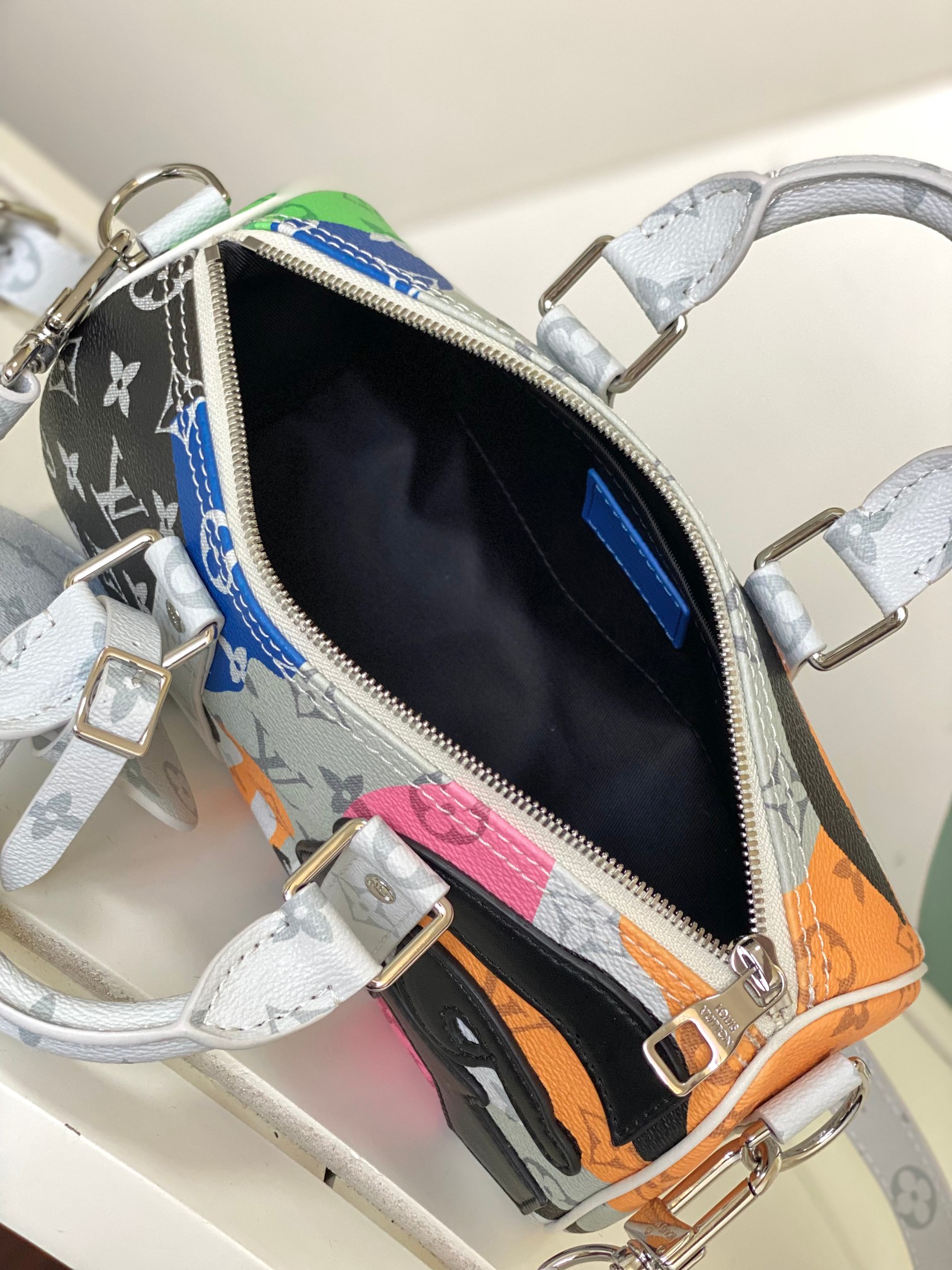 Louis Vuitton Keepall Bandoulière 25 Handbag - Image 8