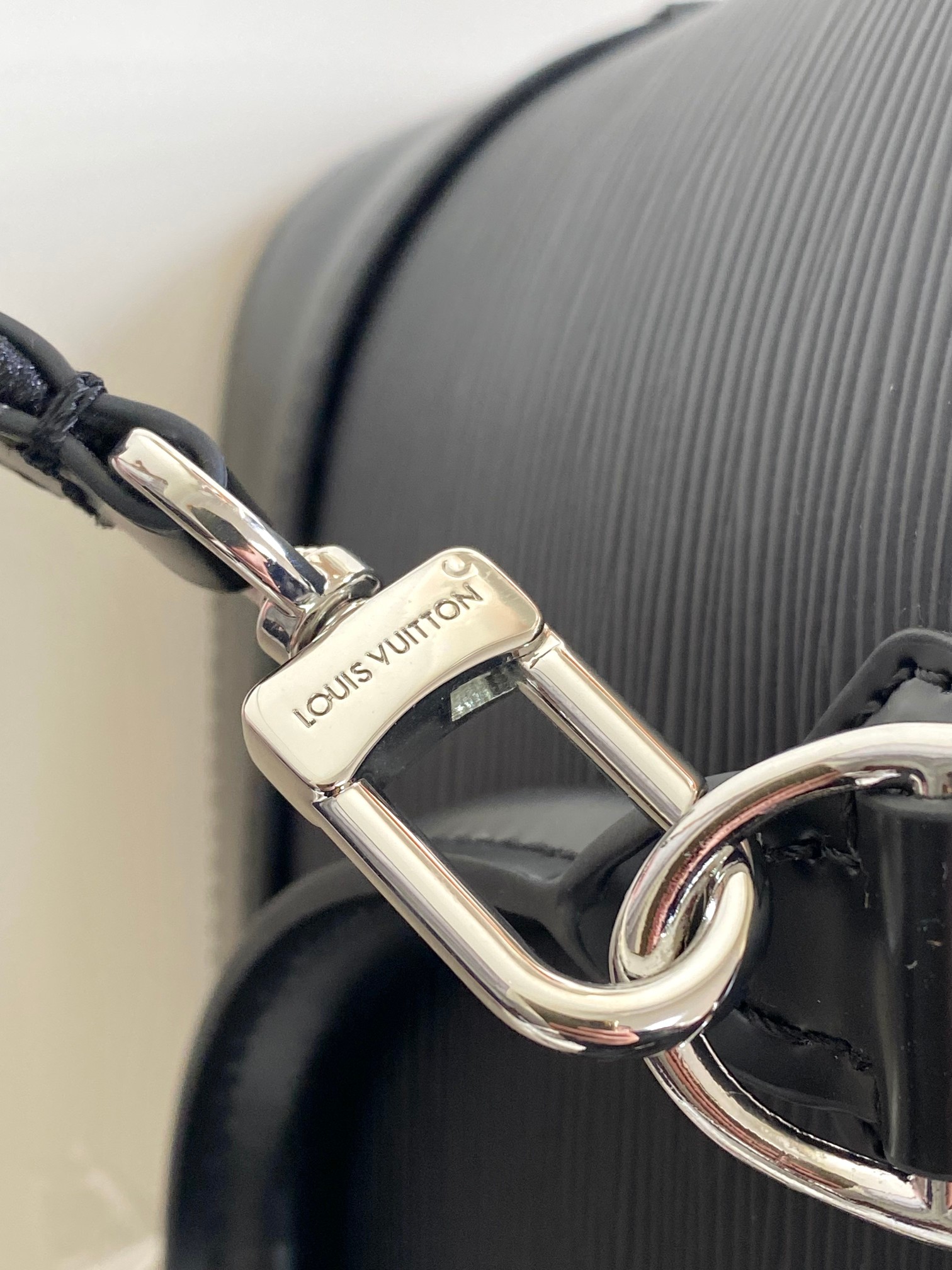 Louis Vuitton Alma BB Epi Leather Handbag - Image 8