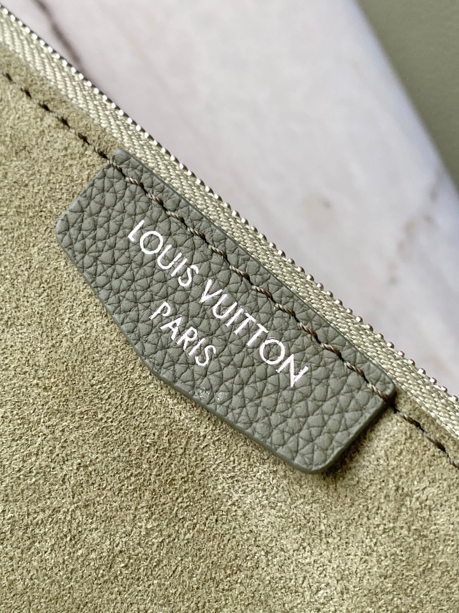 Louis Vuitton Verso Hobo Reversible Leather Handbag - Image 8