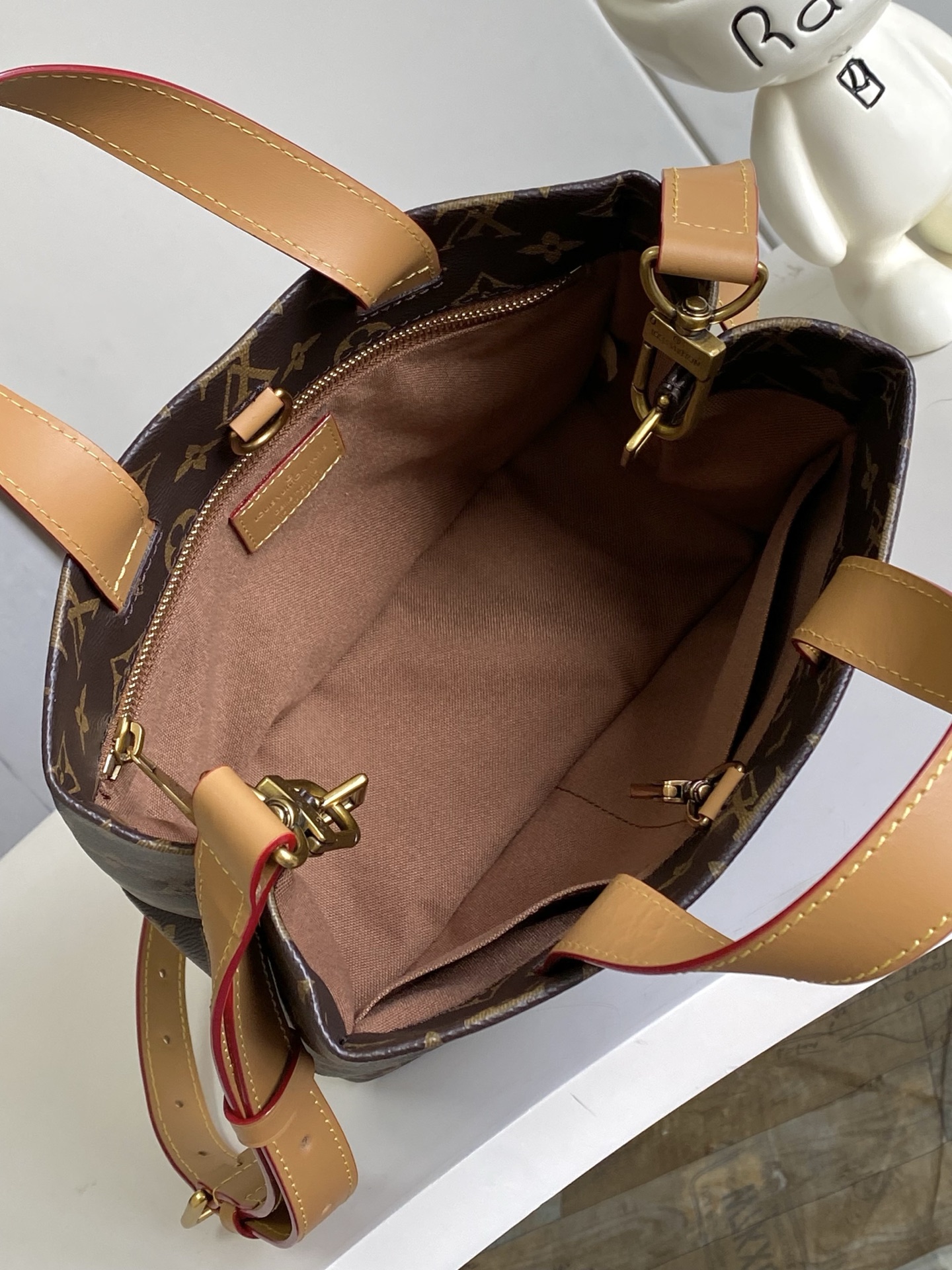 Louis Vuitton Medium Leather Handbag with Detachable Shoulder Strap - Image 8