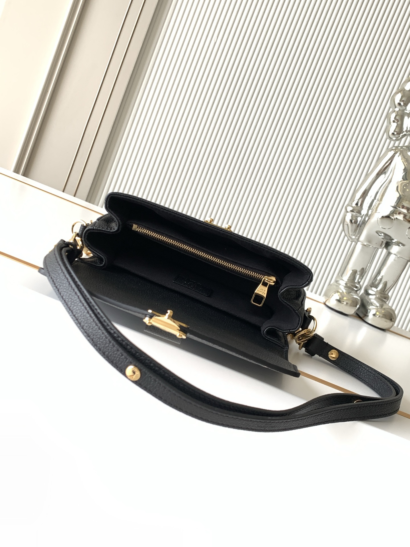 Louis Vuitton Pochette Métis East West Handbag M46596 - Image 8