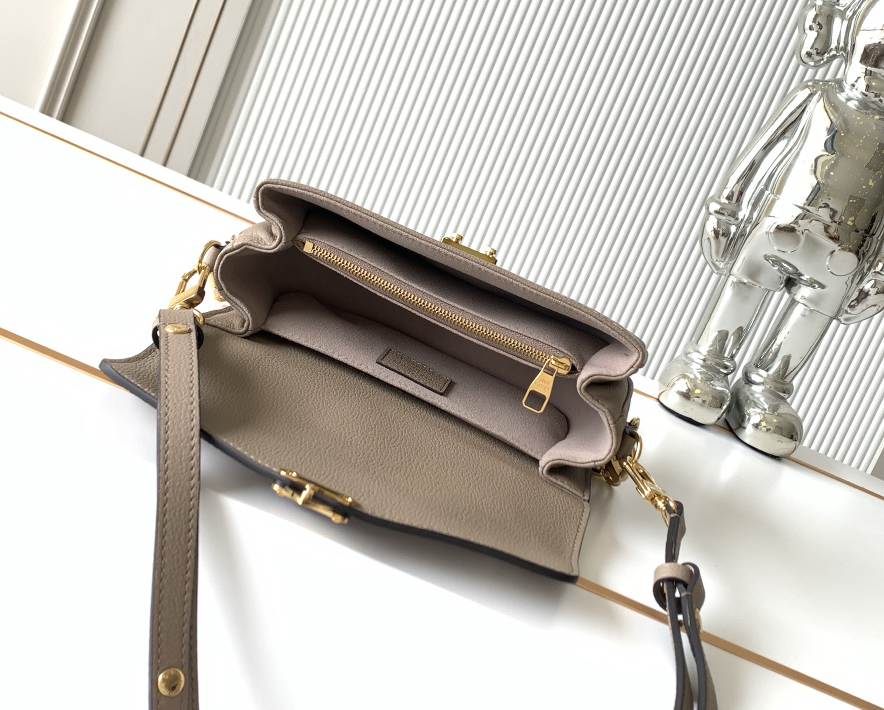 Louis Vuitton Pochette Métis East West Handbag in Monogram Empreinte Leather - Image 8