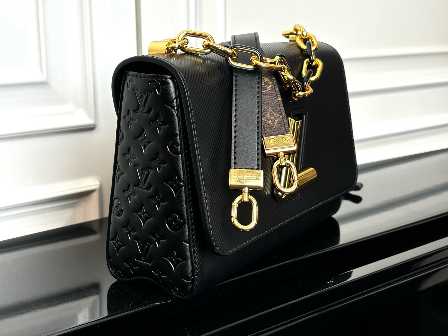 Louis Vuitton Twist MM Epi Leather Shoulder Bag - Black - Image 8
