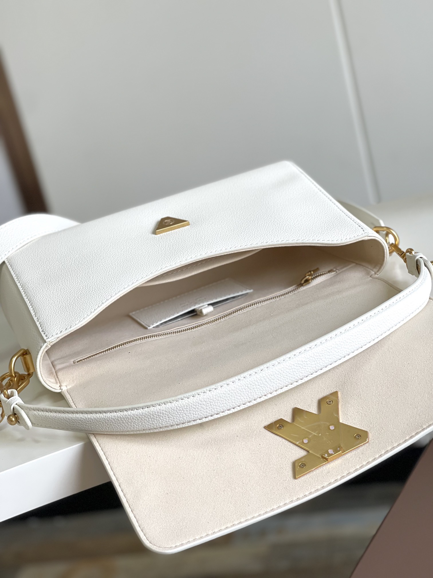 Louis Vuitton Soft Twist Leather Shoulder Bag M24639 - Image 8