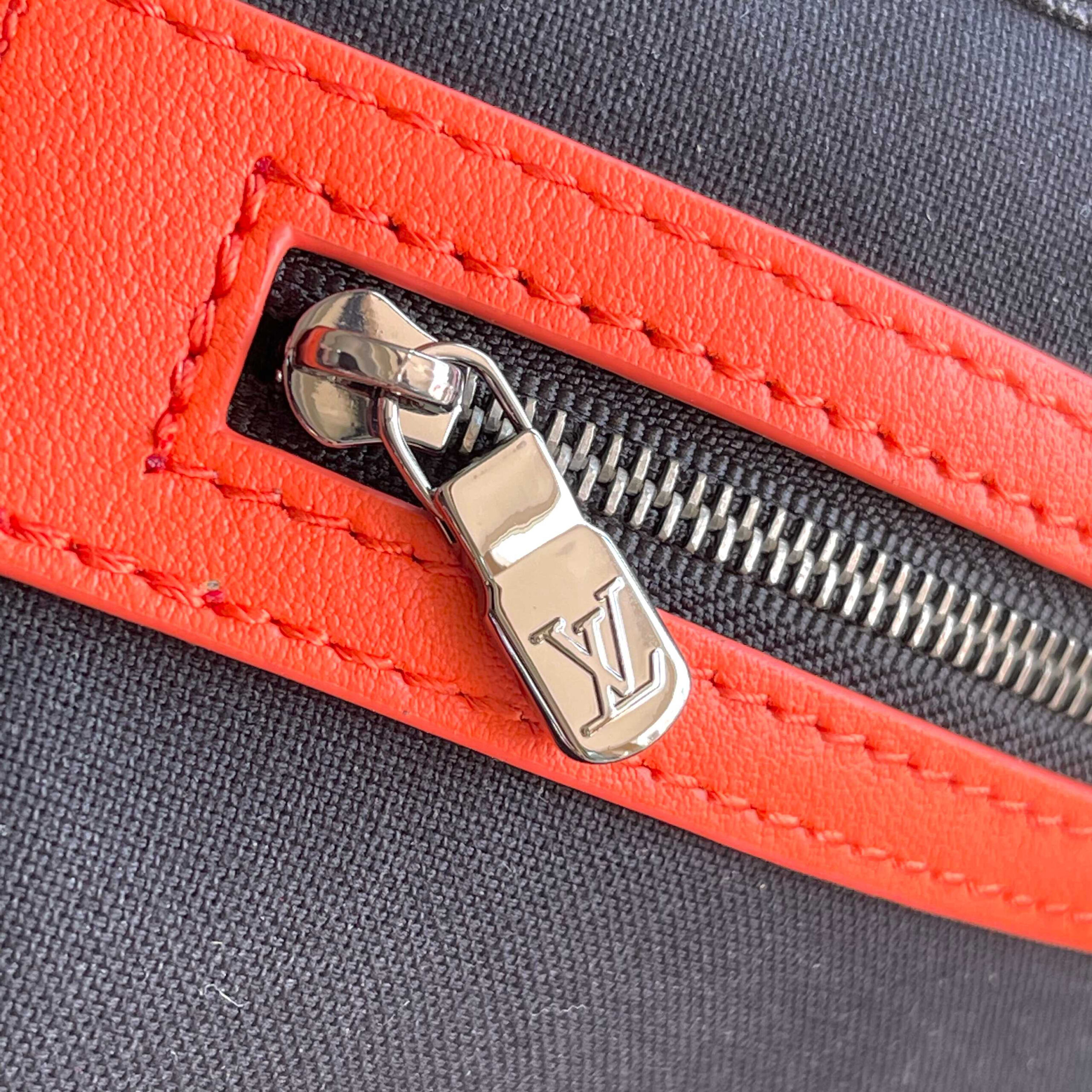 Louis Vuitton Keepall Bandoulière 55 Travel Bag in Monogram Eclipse Canvas - Image 8