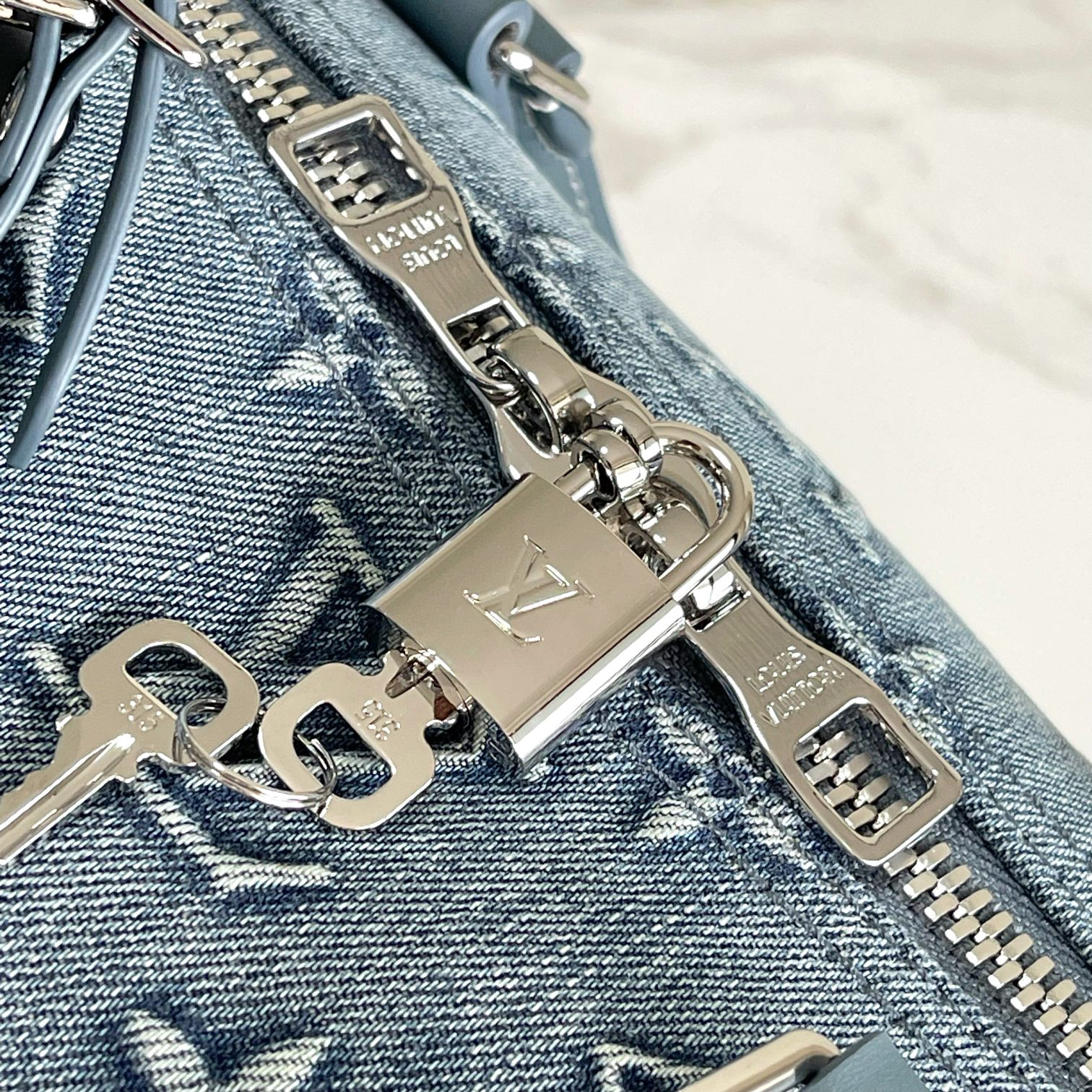 Louis Vuitton Keepall Bandoulière 50 Travel Bag - Image 8