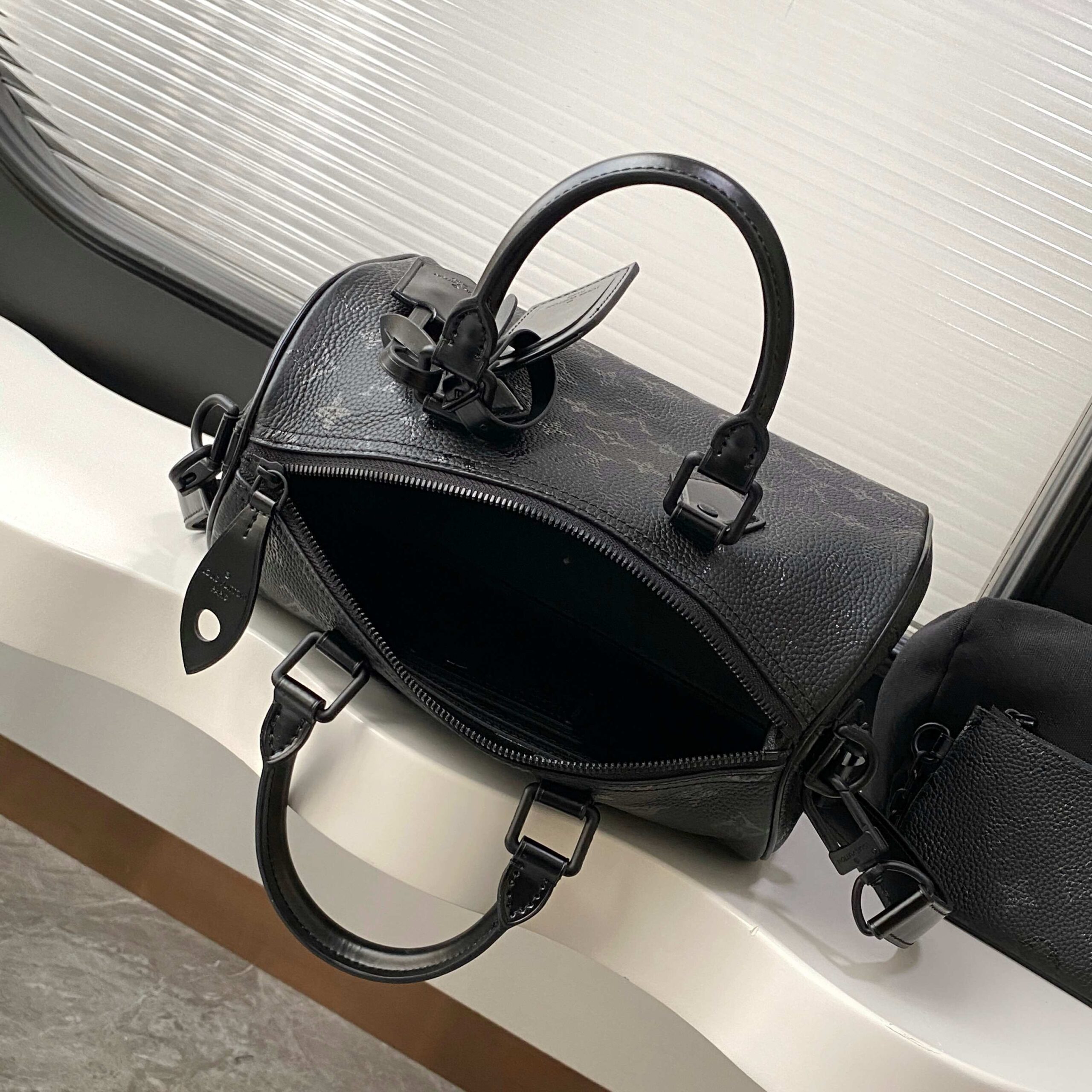Louis Vuitton Speedy P9 Bandoulière 25 Monogram Leather Handbag - Image 8