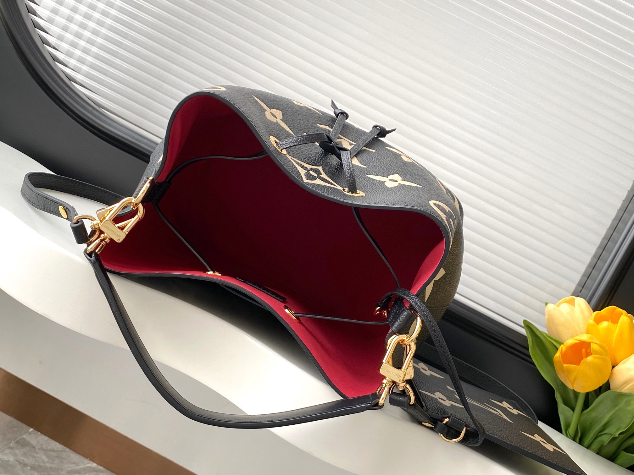 Louis Vuitton NeoNoe Medium Bucket Bag - Image 8