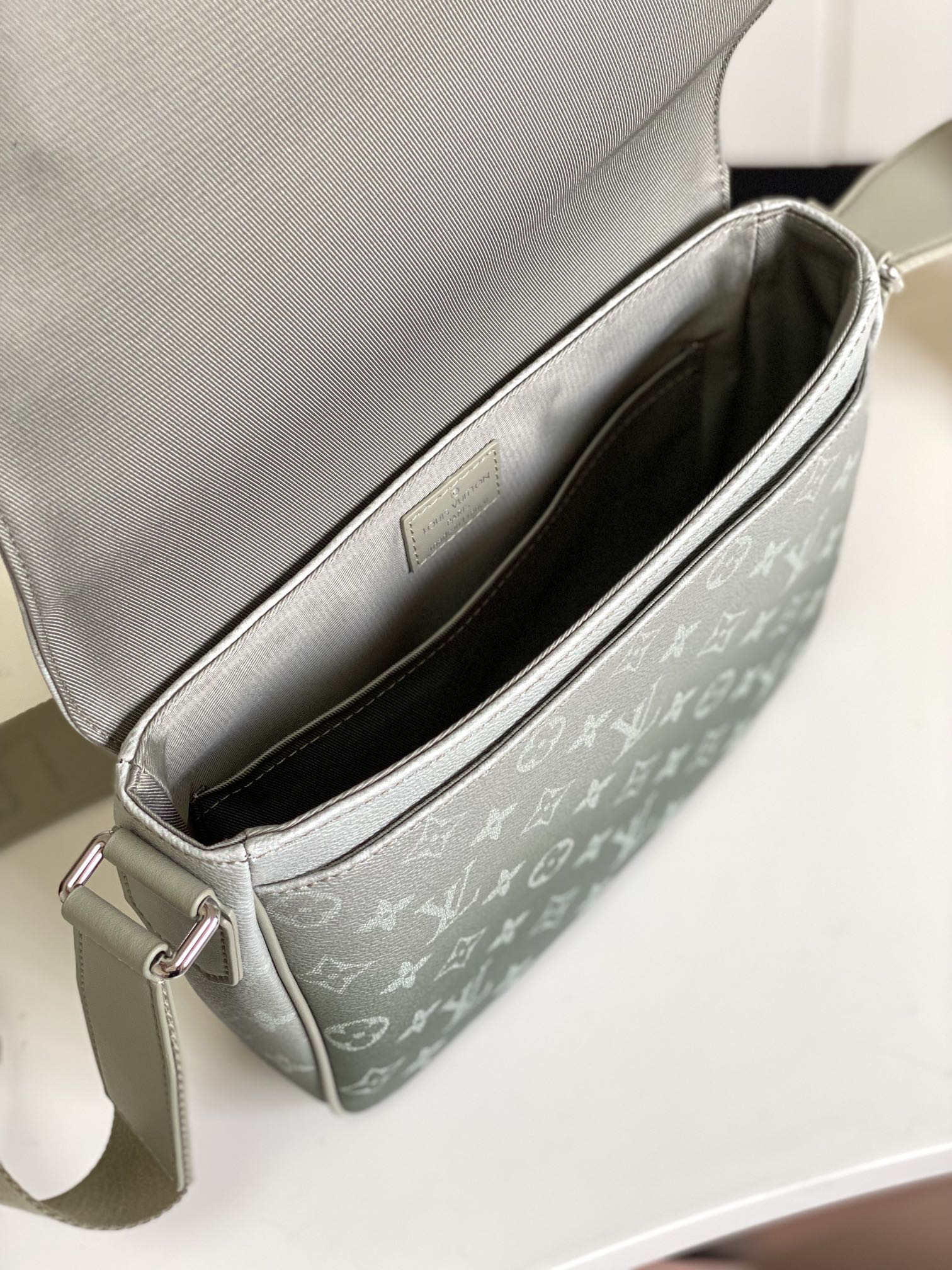 Louis Vuitton District Small Messenger Bag - Image 8