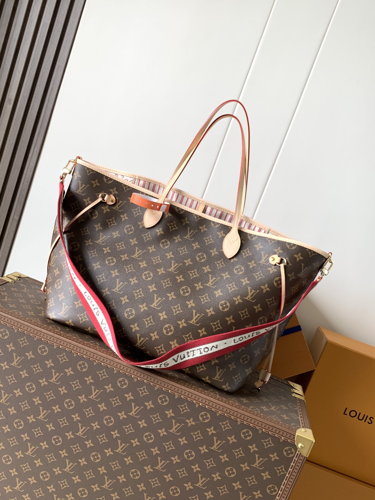 Neverfull Bandoulière Inside Out GM Monogram Tote Bag - Image 8