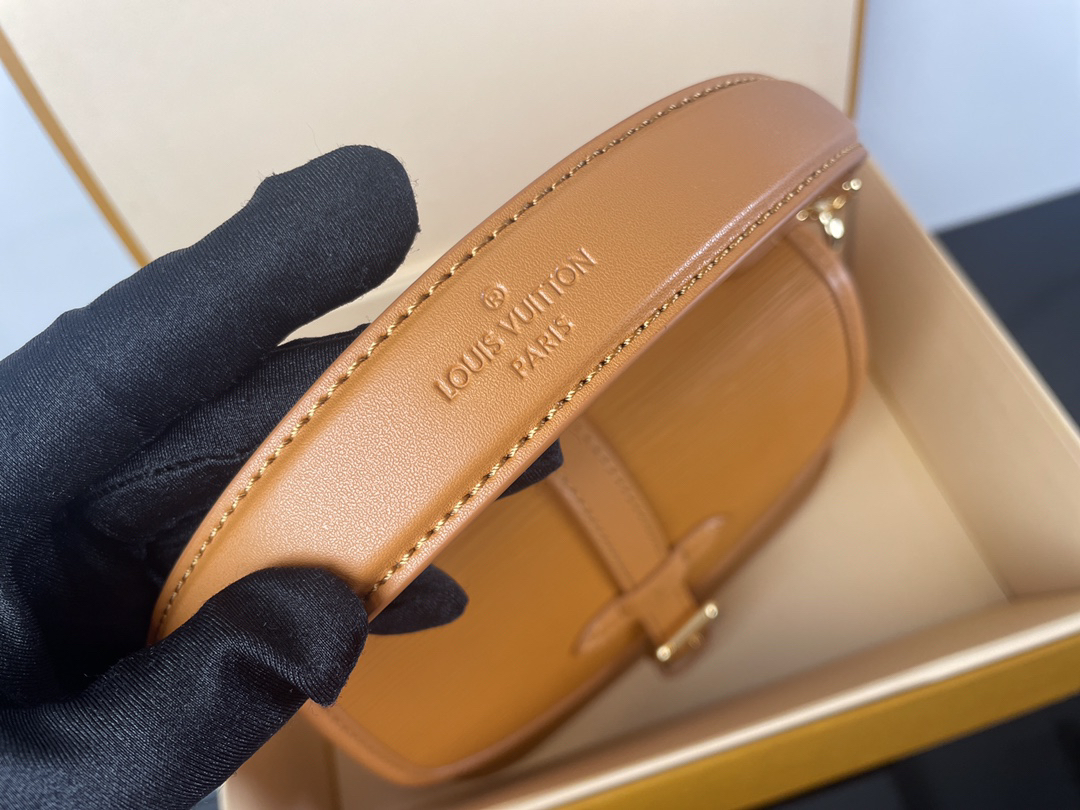 Louis Vuitton Saumur BB Shoulder Bag in Caramel Epi Leather - Image 8