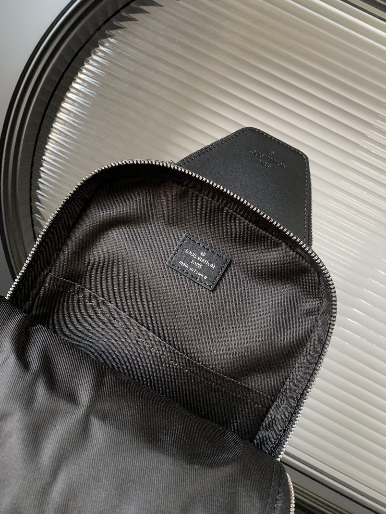 Louis Vuitton Avenue Shoulder Bag in Damier Graphite Canvas - Image 8