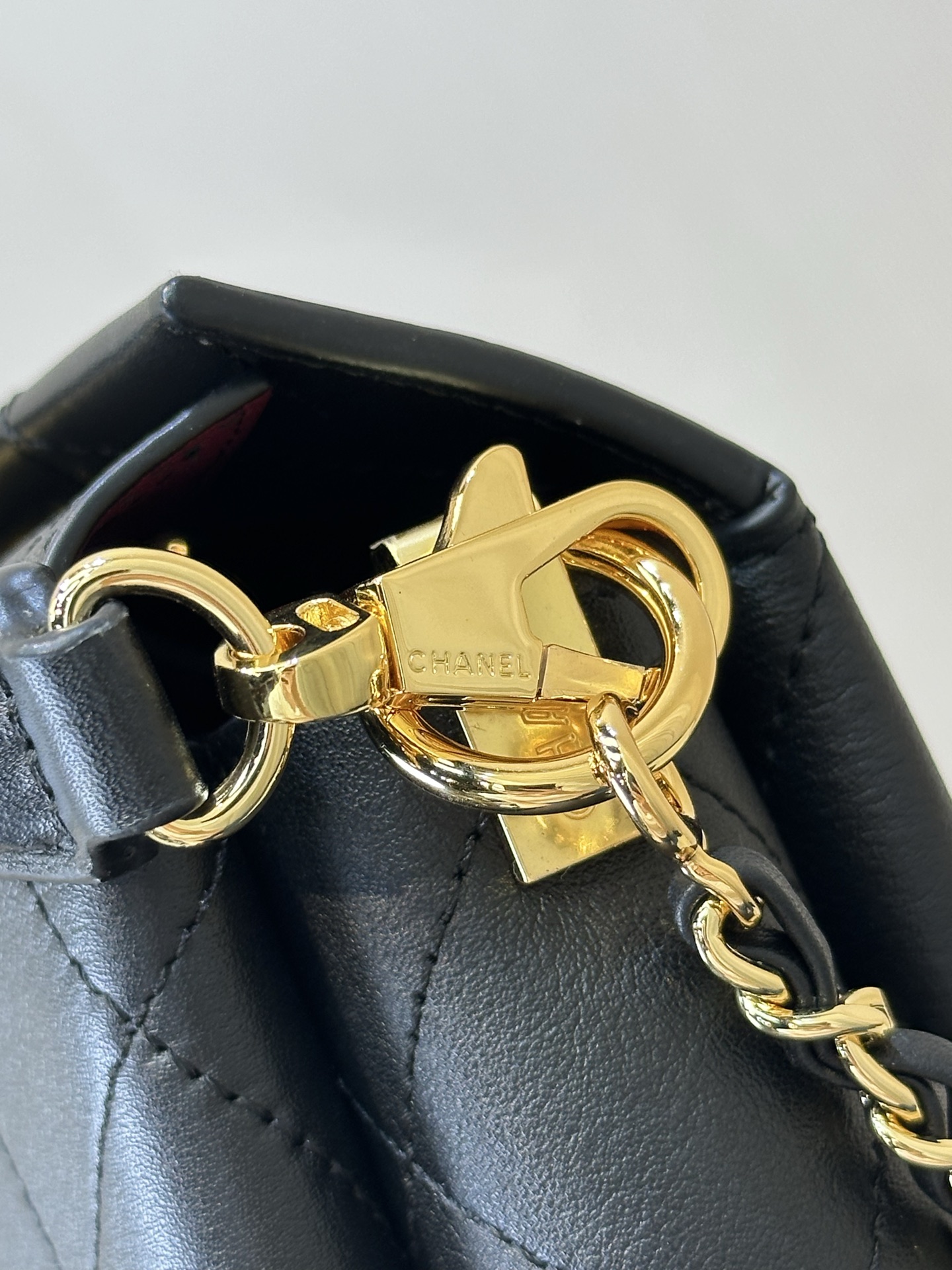 Hidden-Style Leather Handbag with Adjustable Chain Strap - Image 8