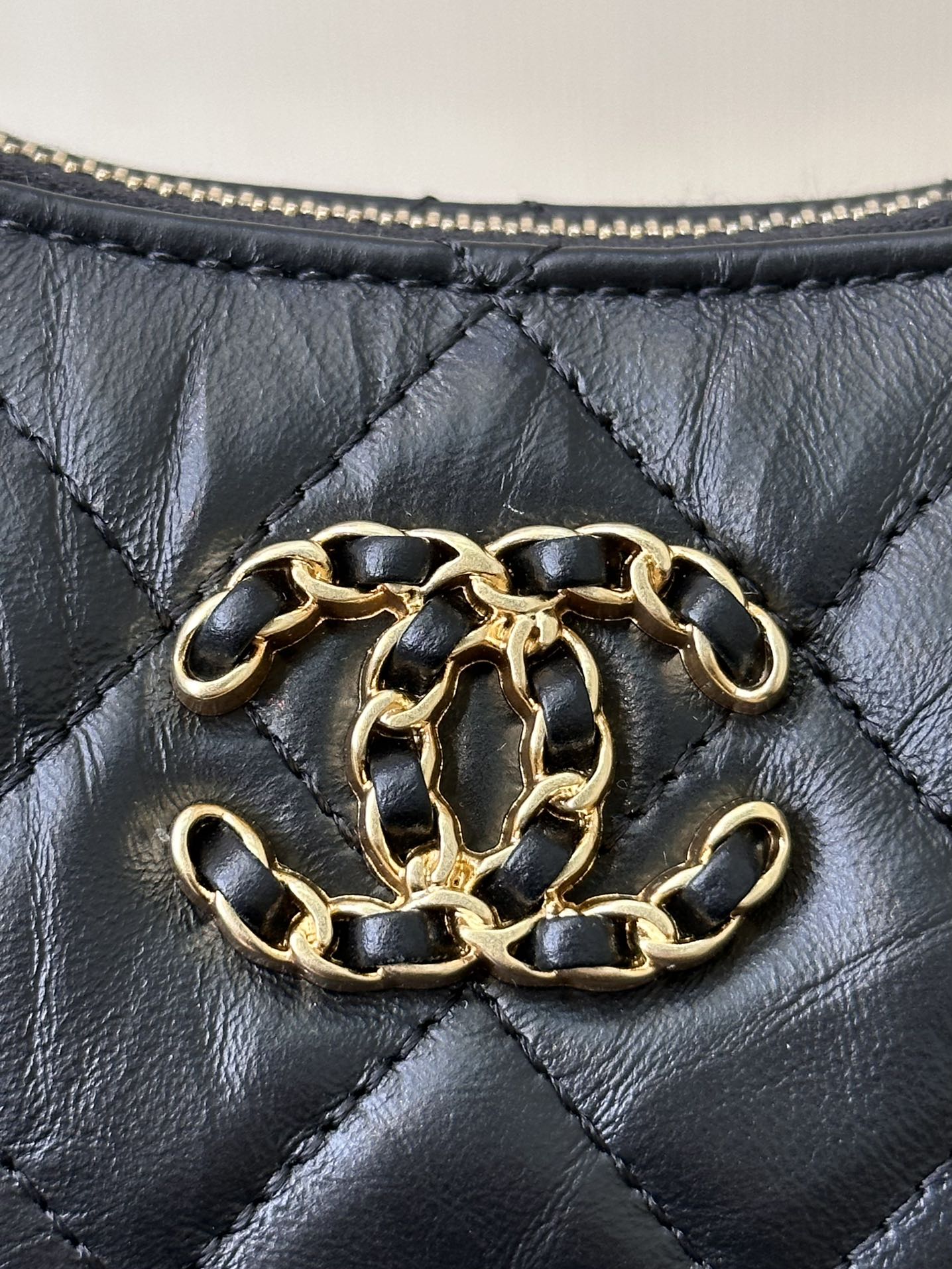 Chanel 23K Vintage-Style Leather Shoulder Bag - Image 8