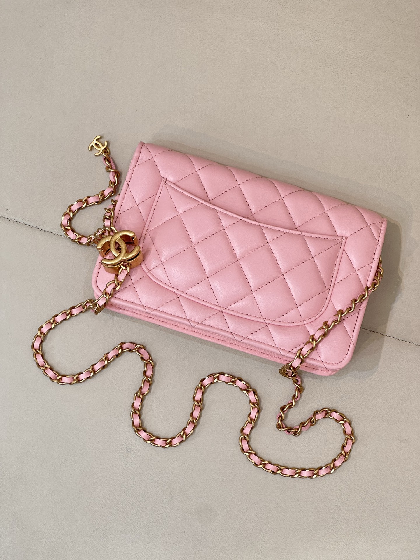 Sheepskin Crossbody Bag with Quilted Design and Adjustable Chain Strap - Image 8
