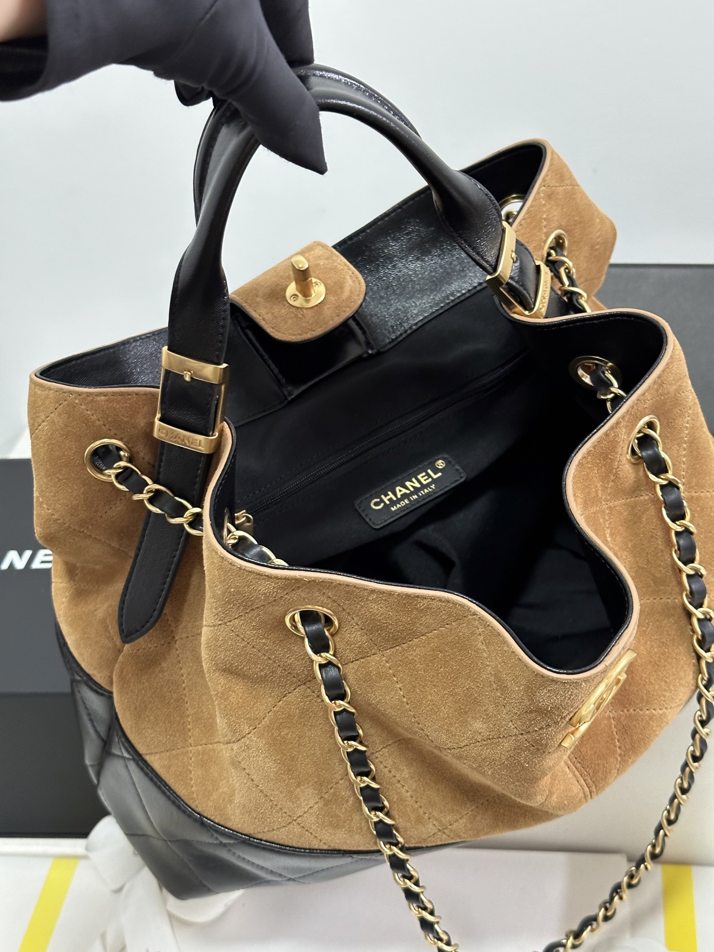 Chanel 25A Small Calfskin and Lambskin Tote Bag - Image 8