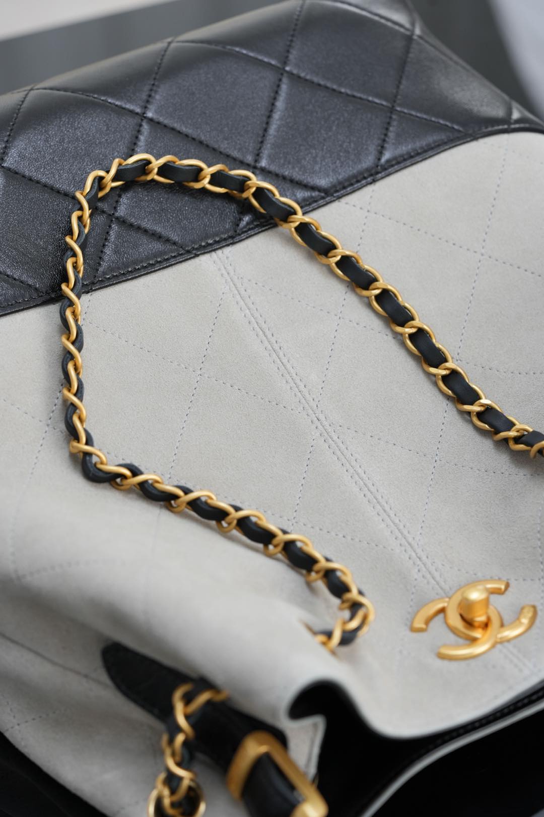 Chanel 25A Cowhide Quilted Handbag in Beige and Gray - Image 8