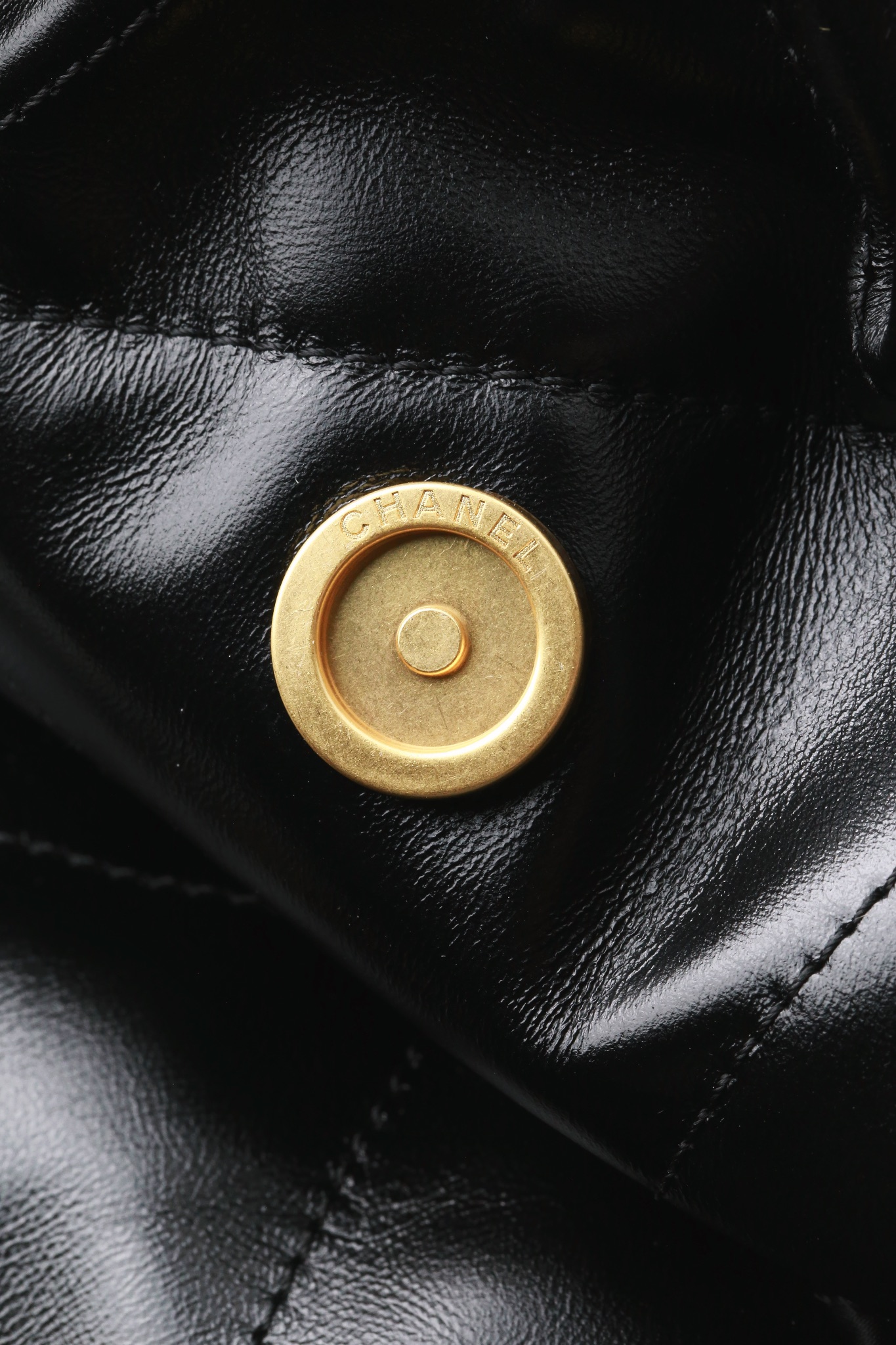 CHANEL 24B 22 Double-Compartment Leather Shoulder Bag - Image 8