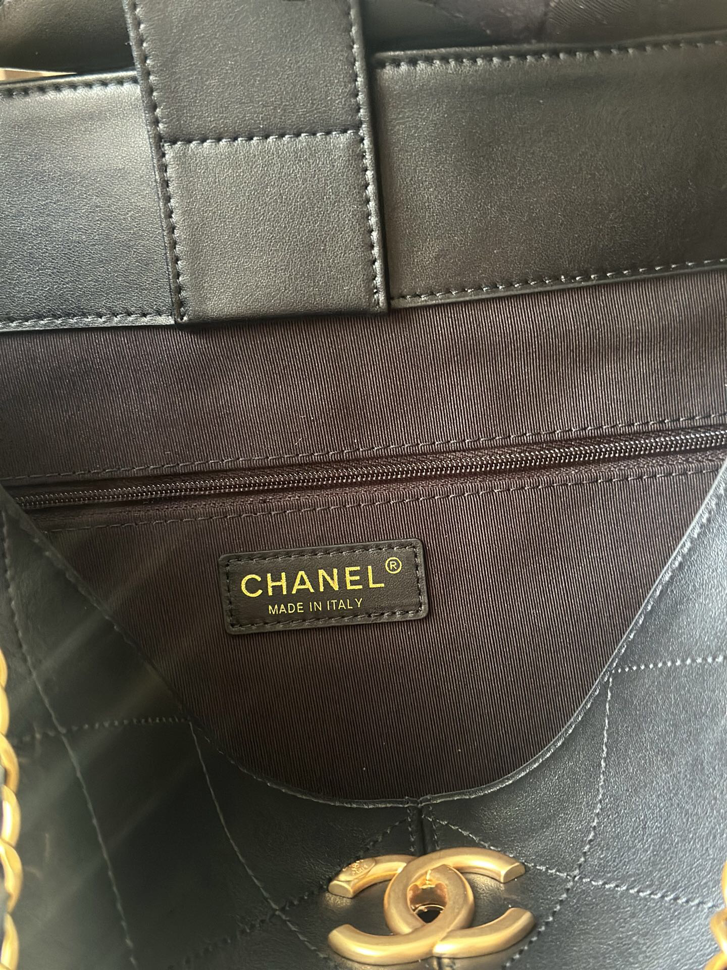 Chanel 25A Small Calfskin Handbag - Image 8