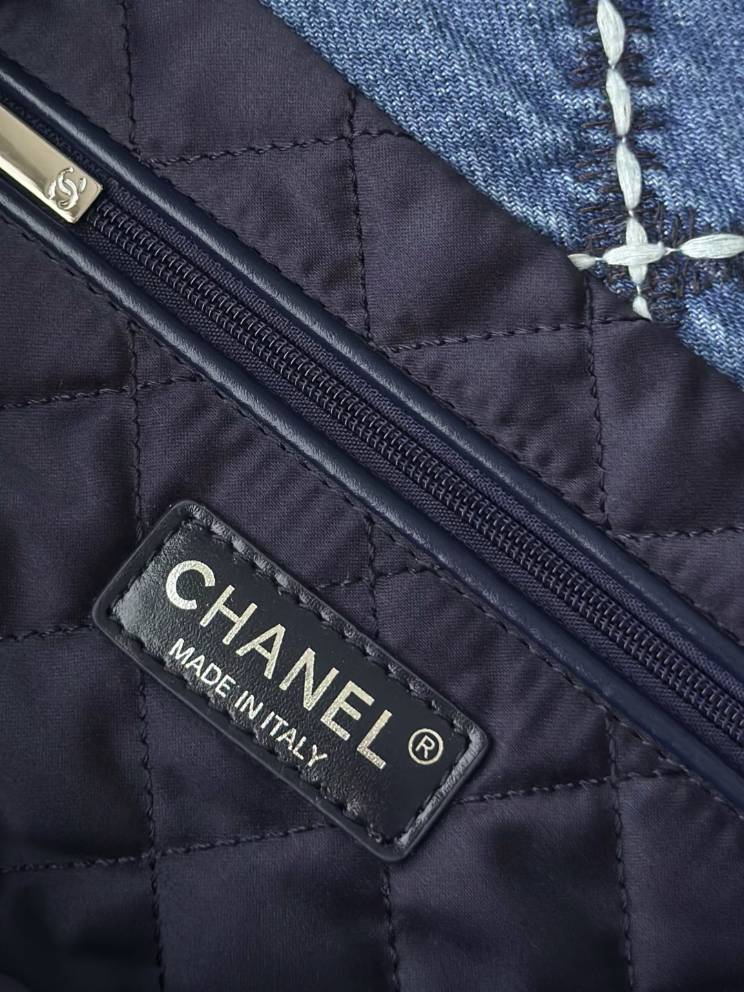 Chanel AS3260 Shoulder Bag in Waxed Small Calfskin - Image 8