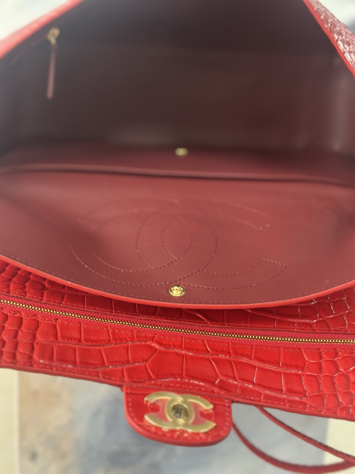 Burgundy Crocodile-Pattern Leather Large Flap Handbag with Gold Clasp - Image 8