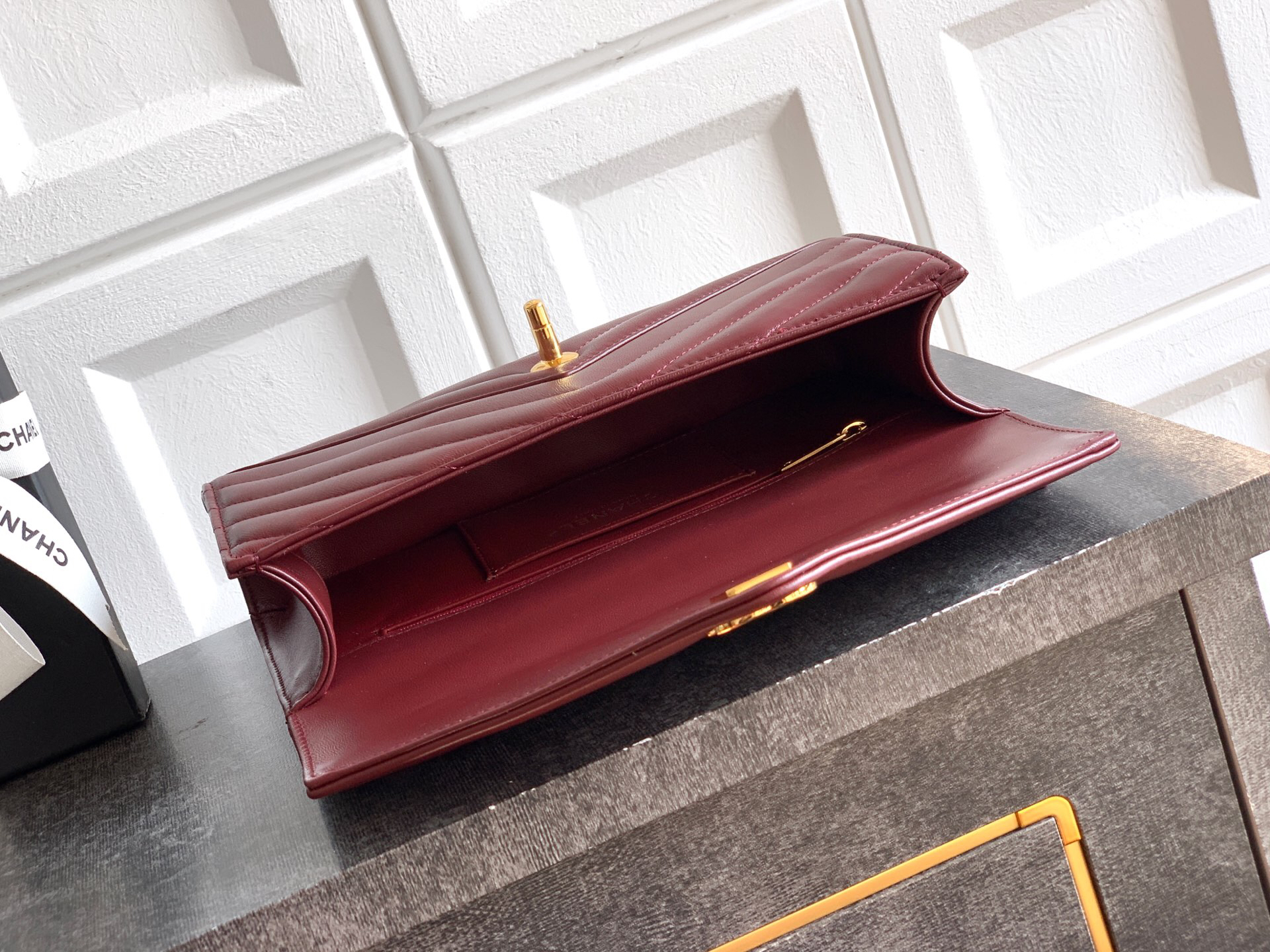 Red 26X Series Leather Handbag - Image 8