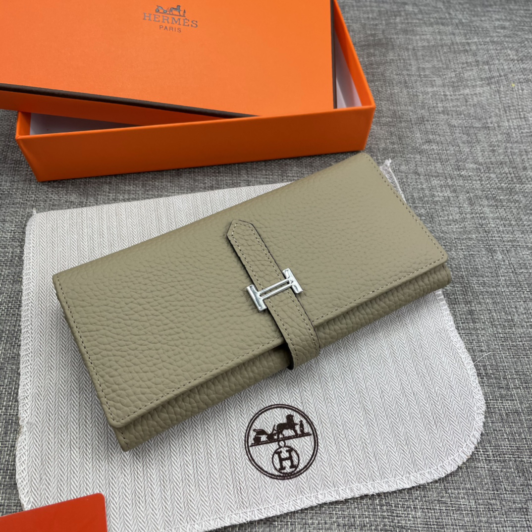 Hermes Women's Solid Leather Bifold Wallet - Image 8