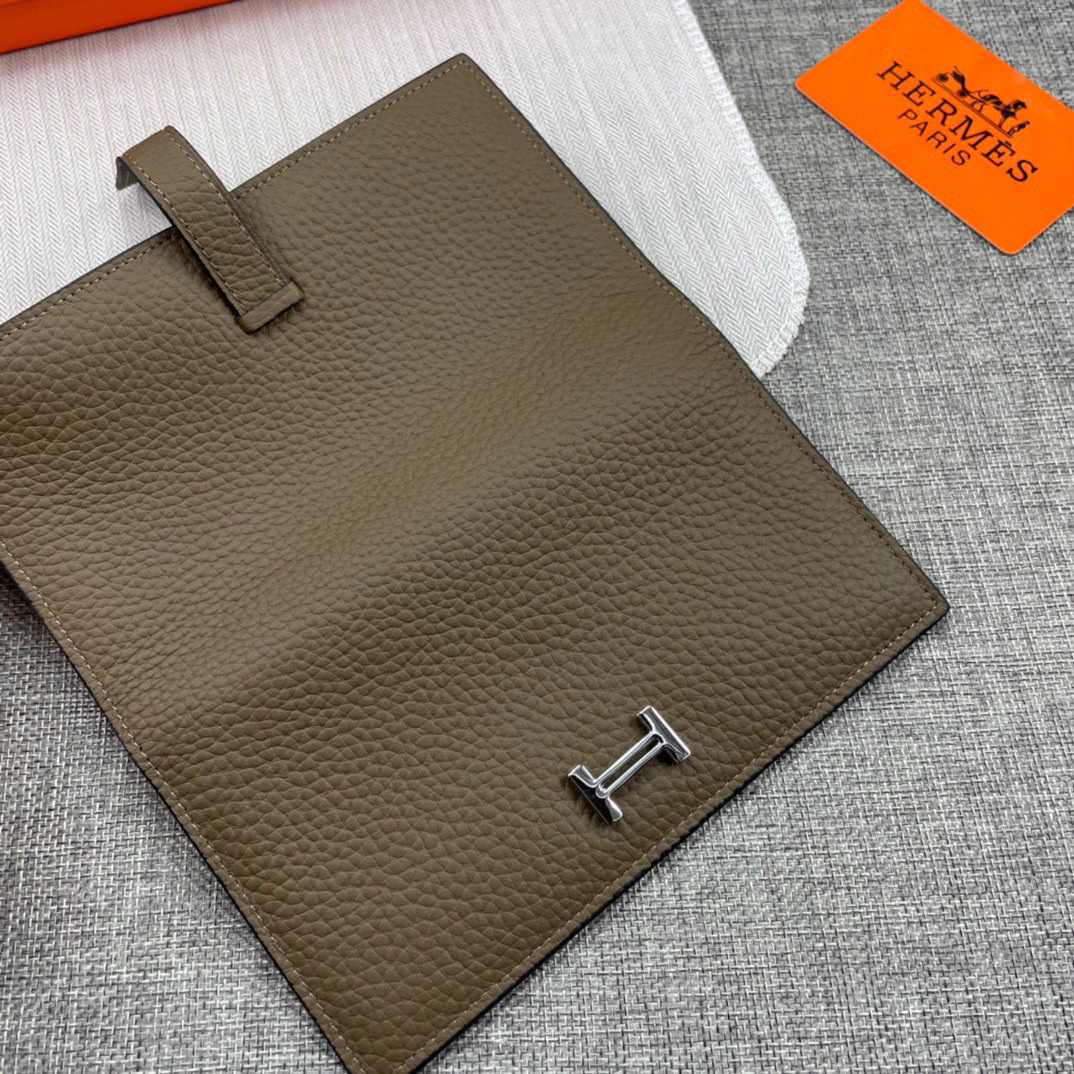 Hermès Women's Leather Vertical Wallet - Image 8