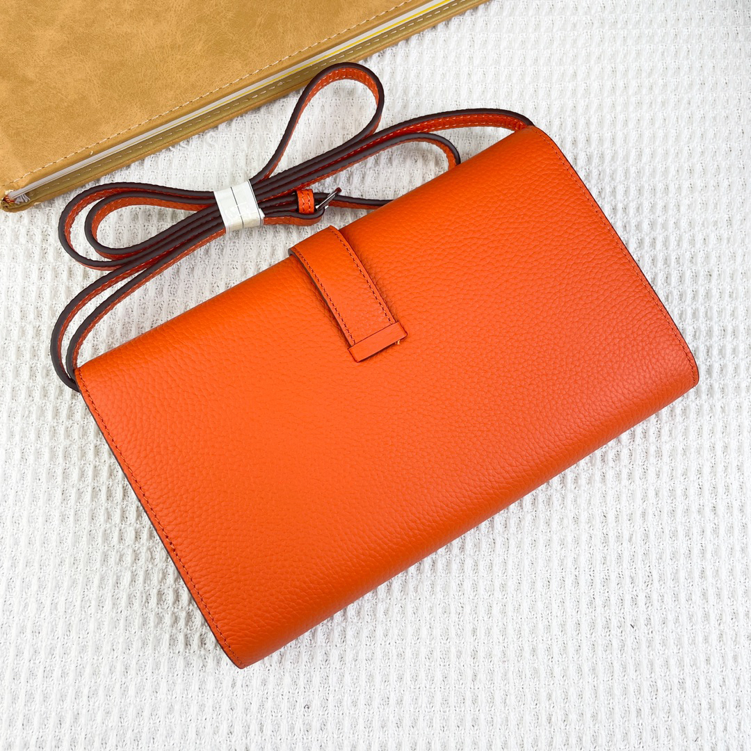 Hermès H538-2 Litchi-Grain Leather Shoulder Crossbody Bag - Image 8