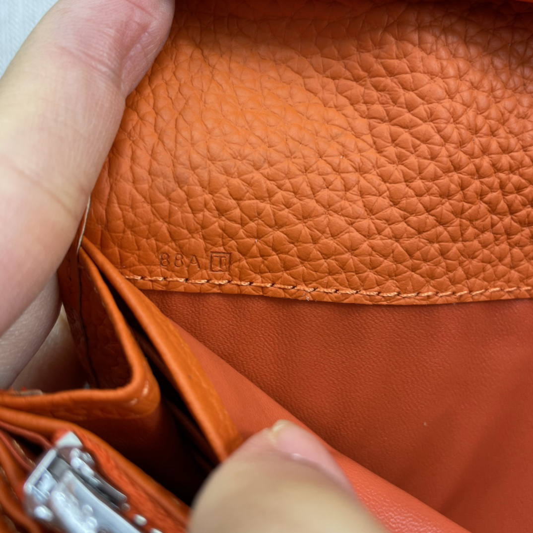 Hermes Women's Solid Color Bifold Leather Wallet - Image 8