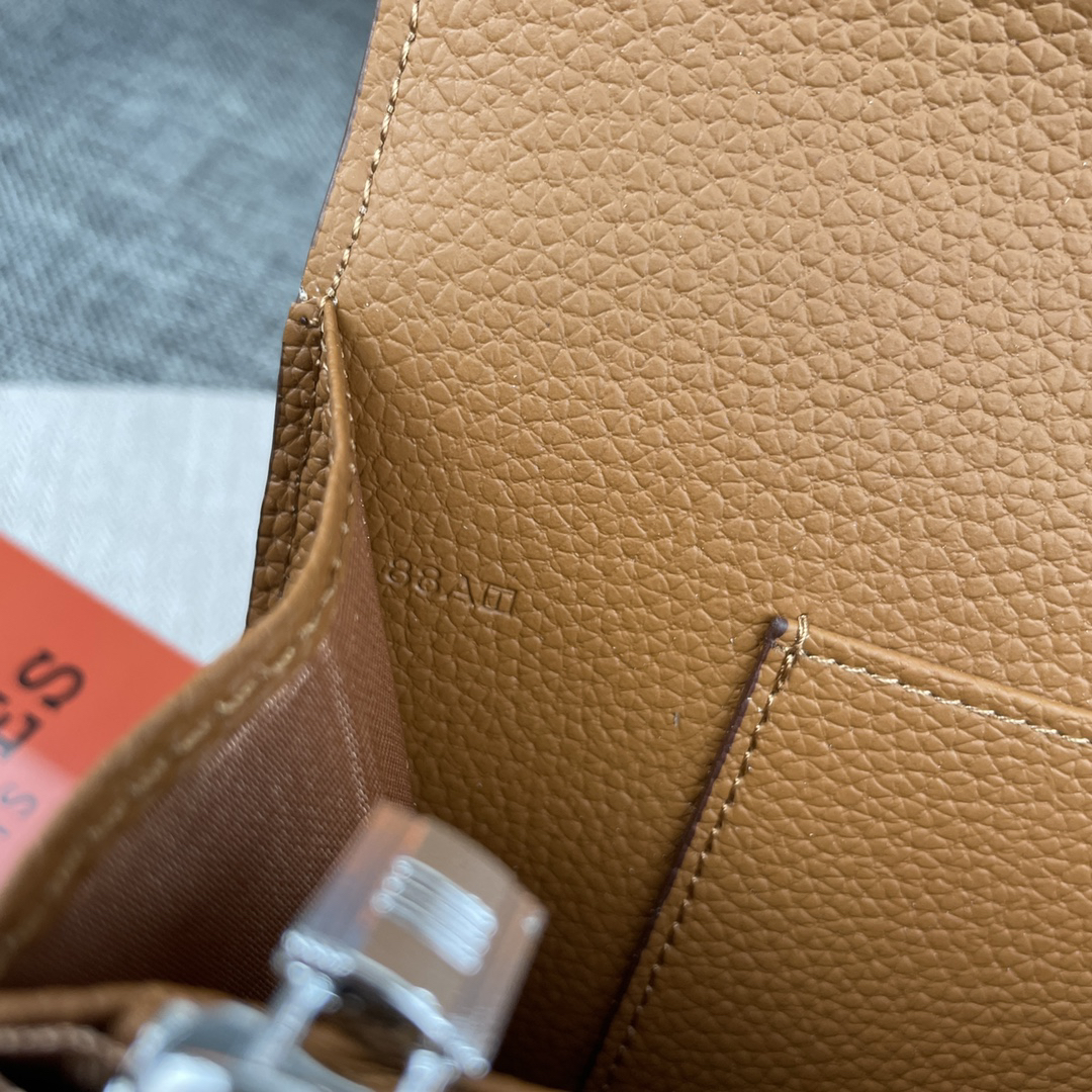 Hermès Kelly Top-Grain Leather Handbag - Image 8